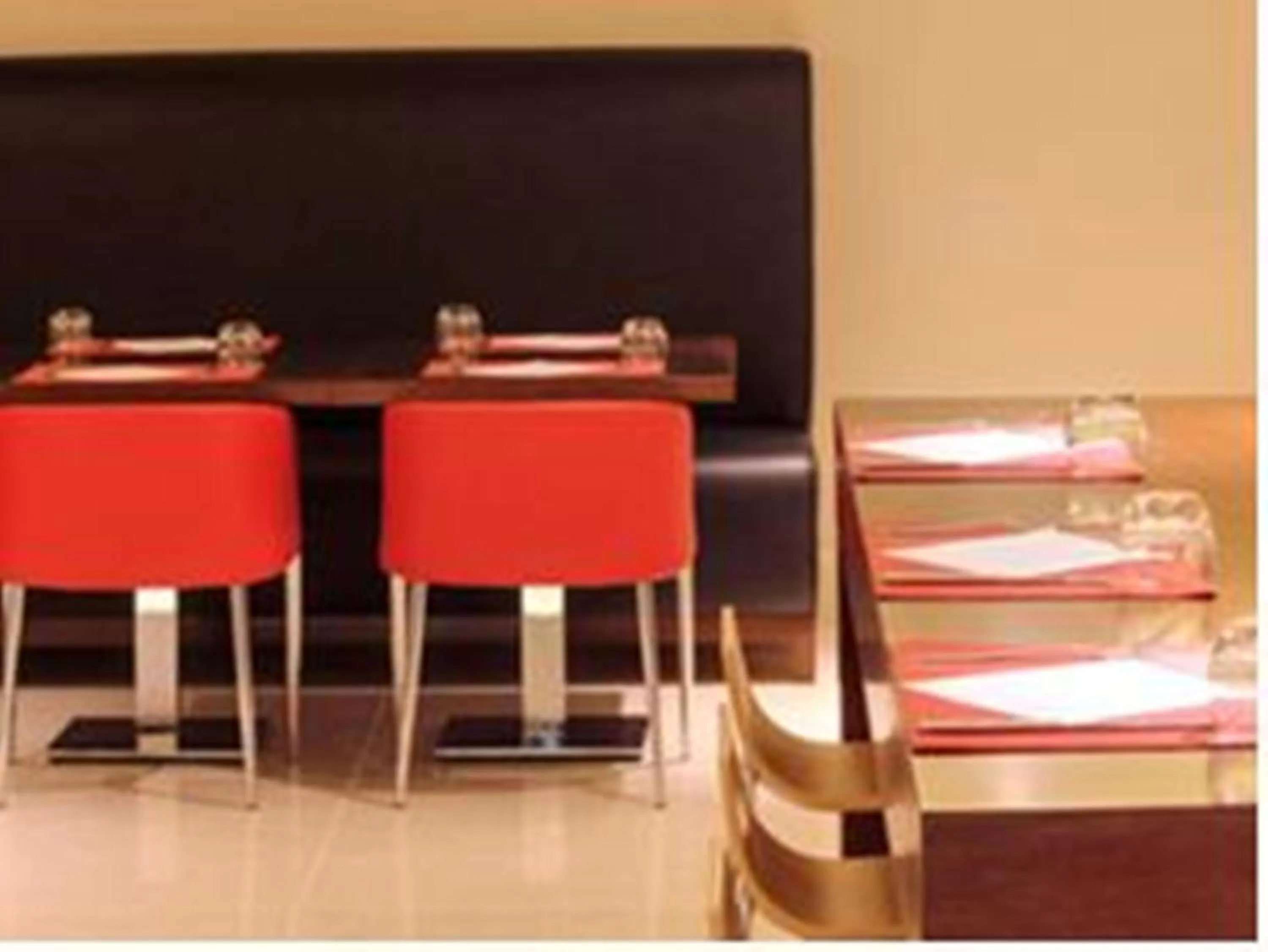 Restaurant/places to eat, Bed in Ibis Riyadh Olaya Street