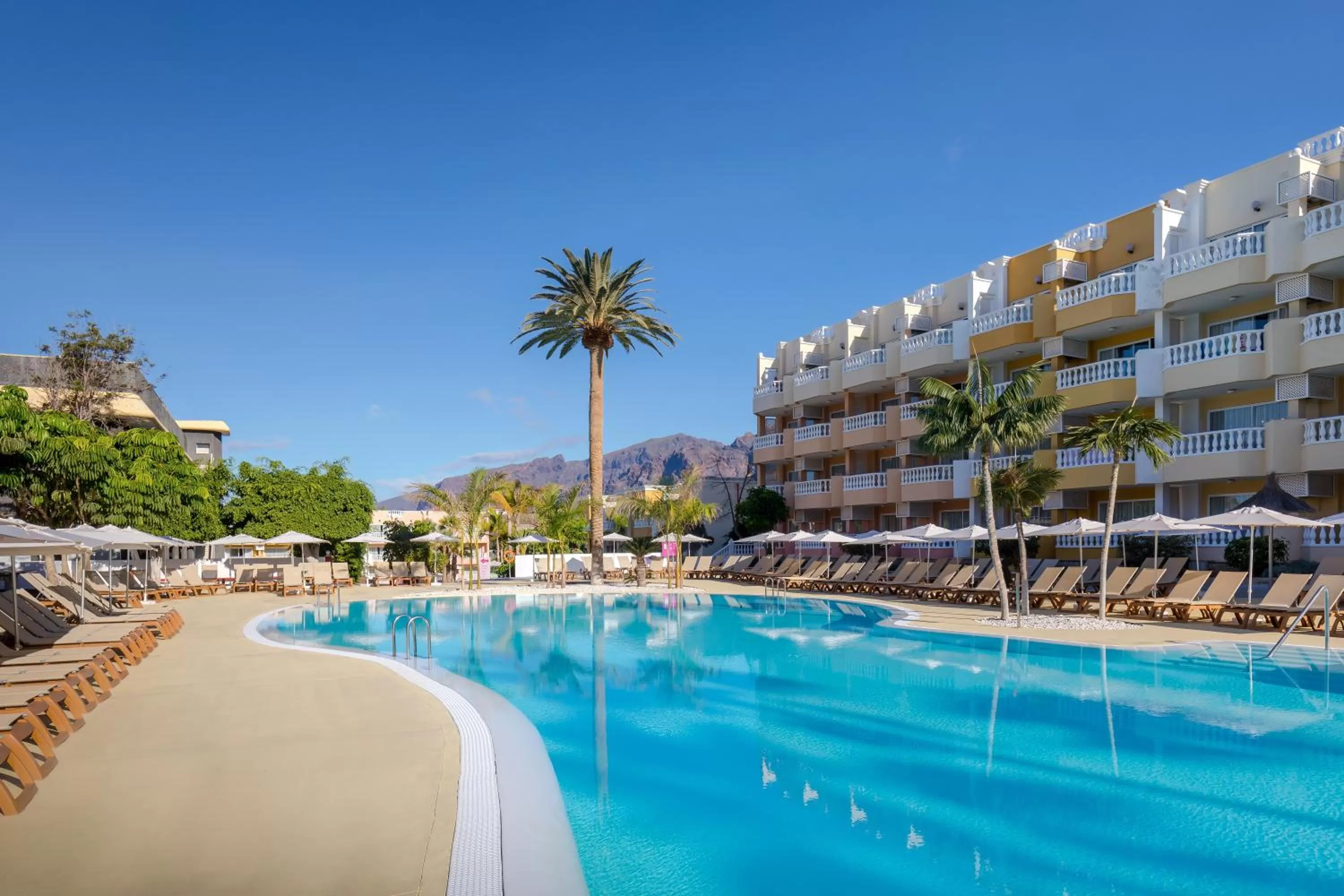 Swimming pool in Allegro Isora