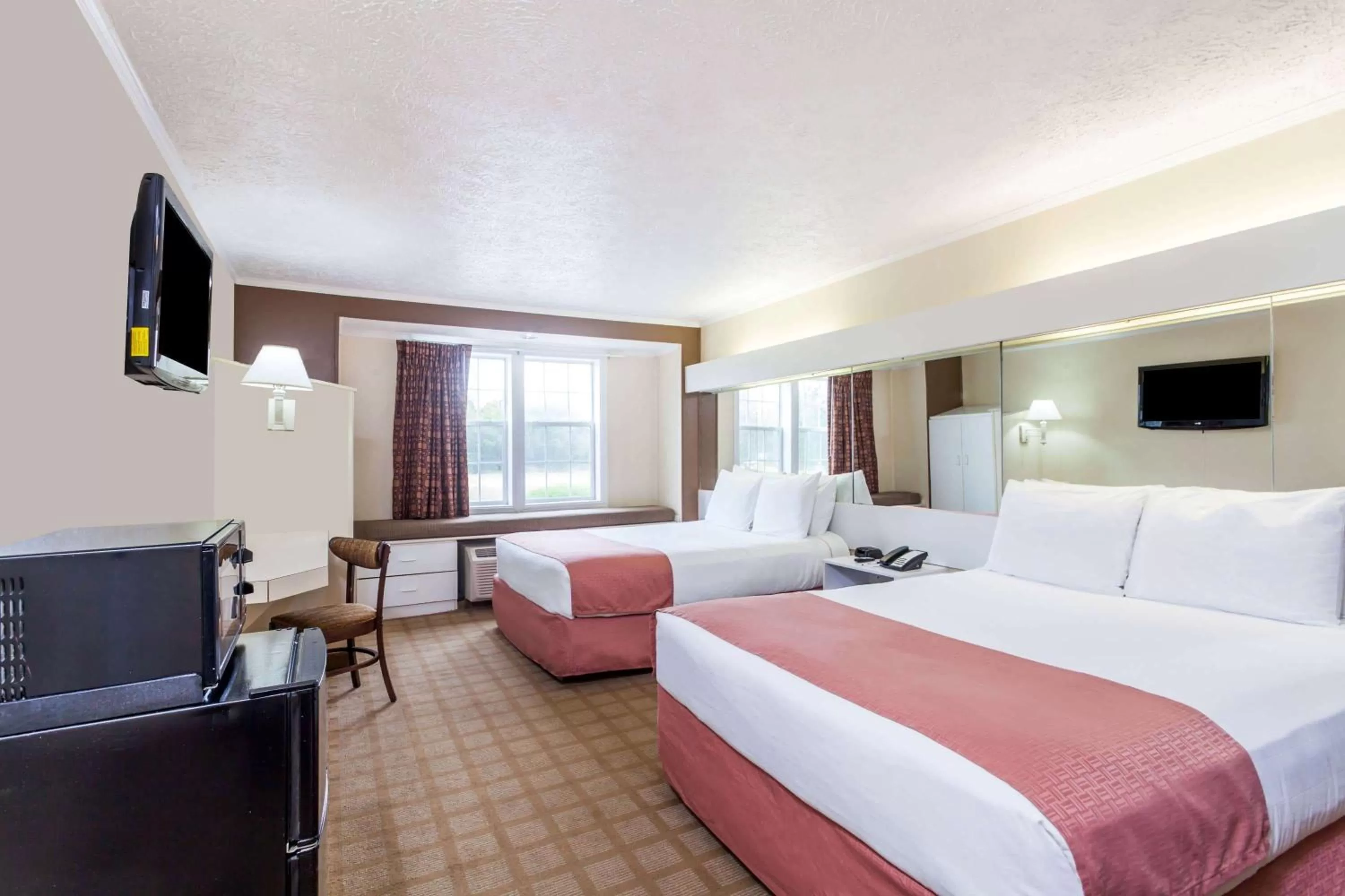 Photo of the whole room, Bed in Microtel Inn by Wyndham Wilson