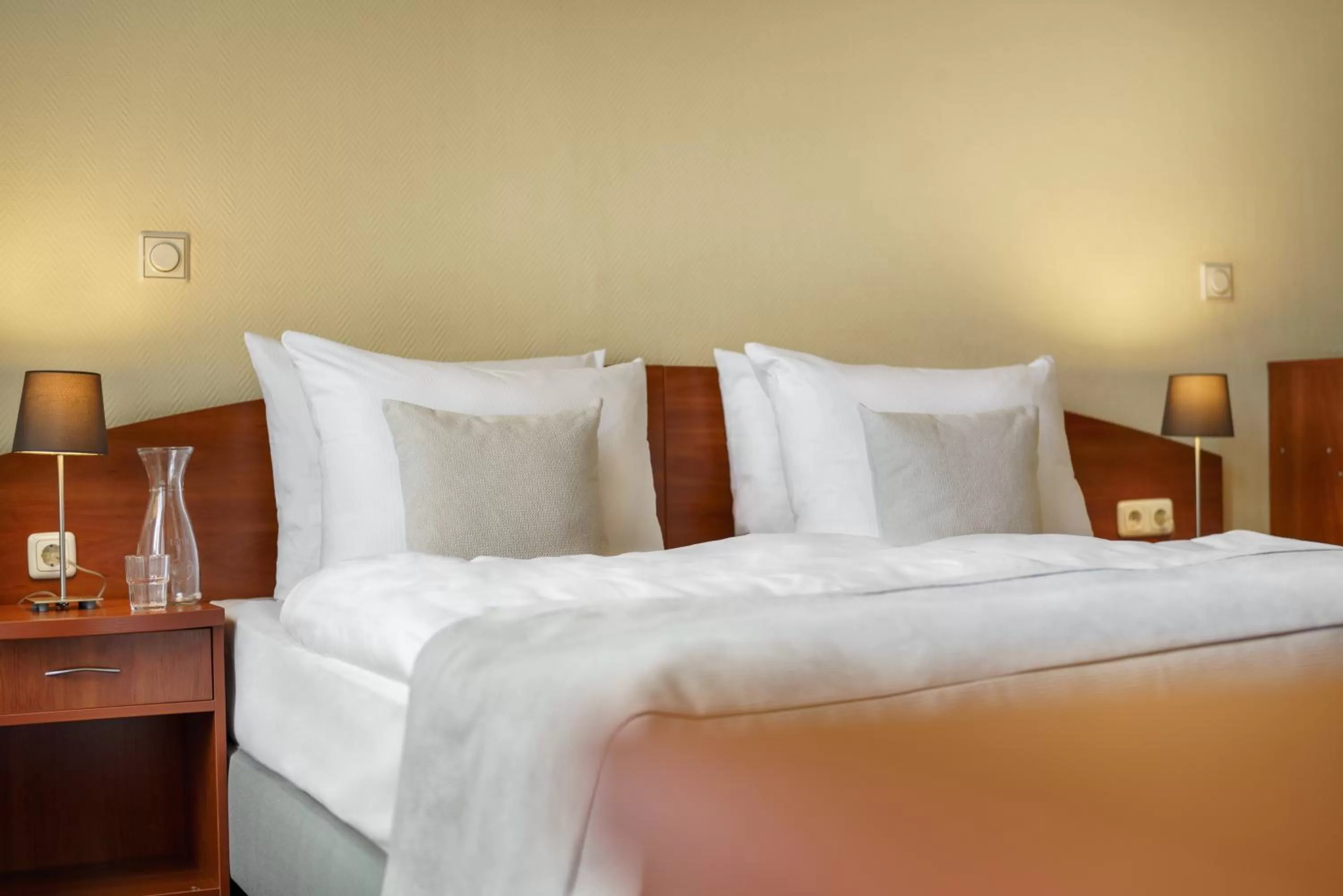 Photo of the whole room, Bed in Hotel Kronprinz Hamburg Hauptbahnhof