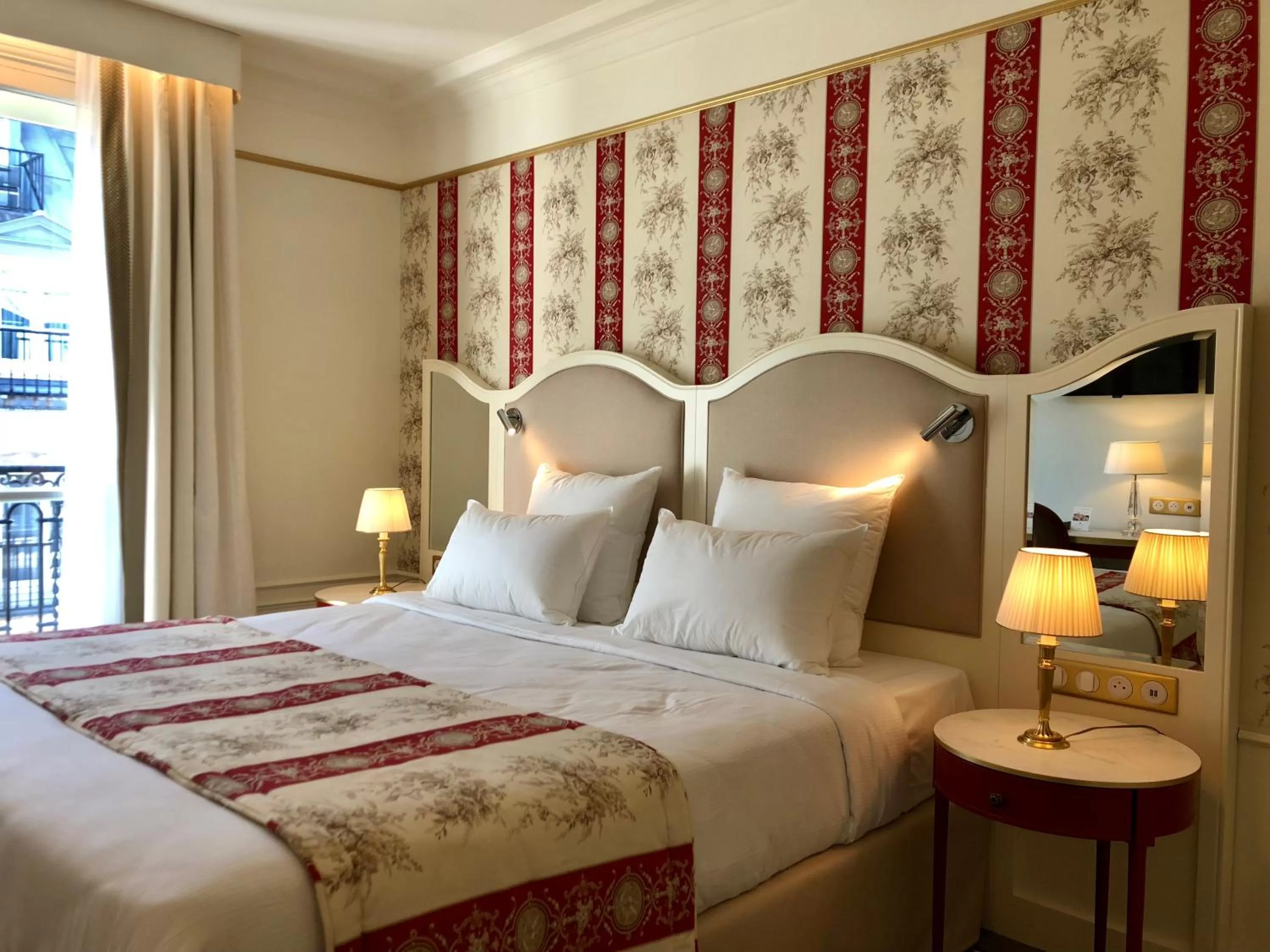 Photo of the whole room, Bed in Hôtel Mayfair Paris
