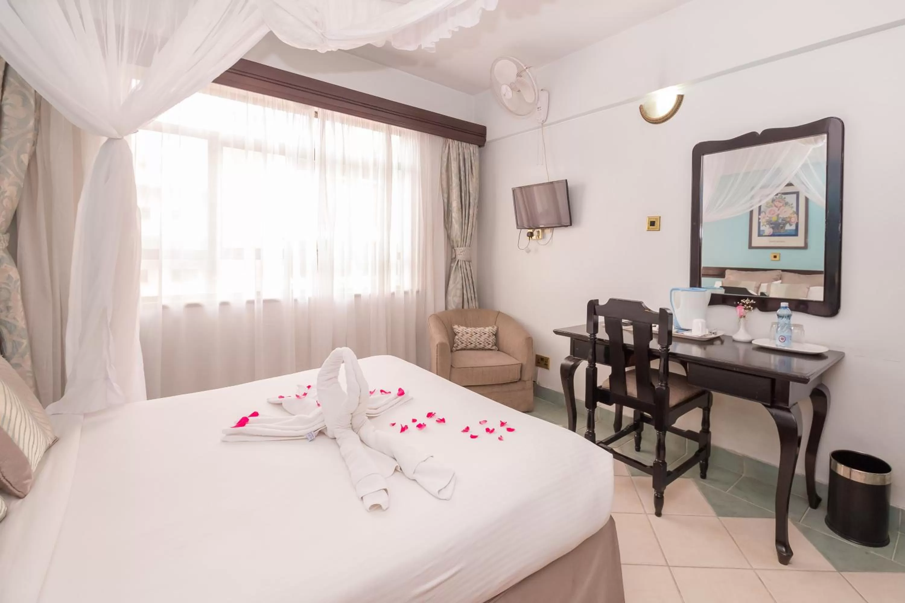 Photo of the whole room, Bed in Marble Arch Hotel