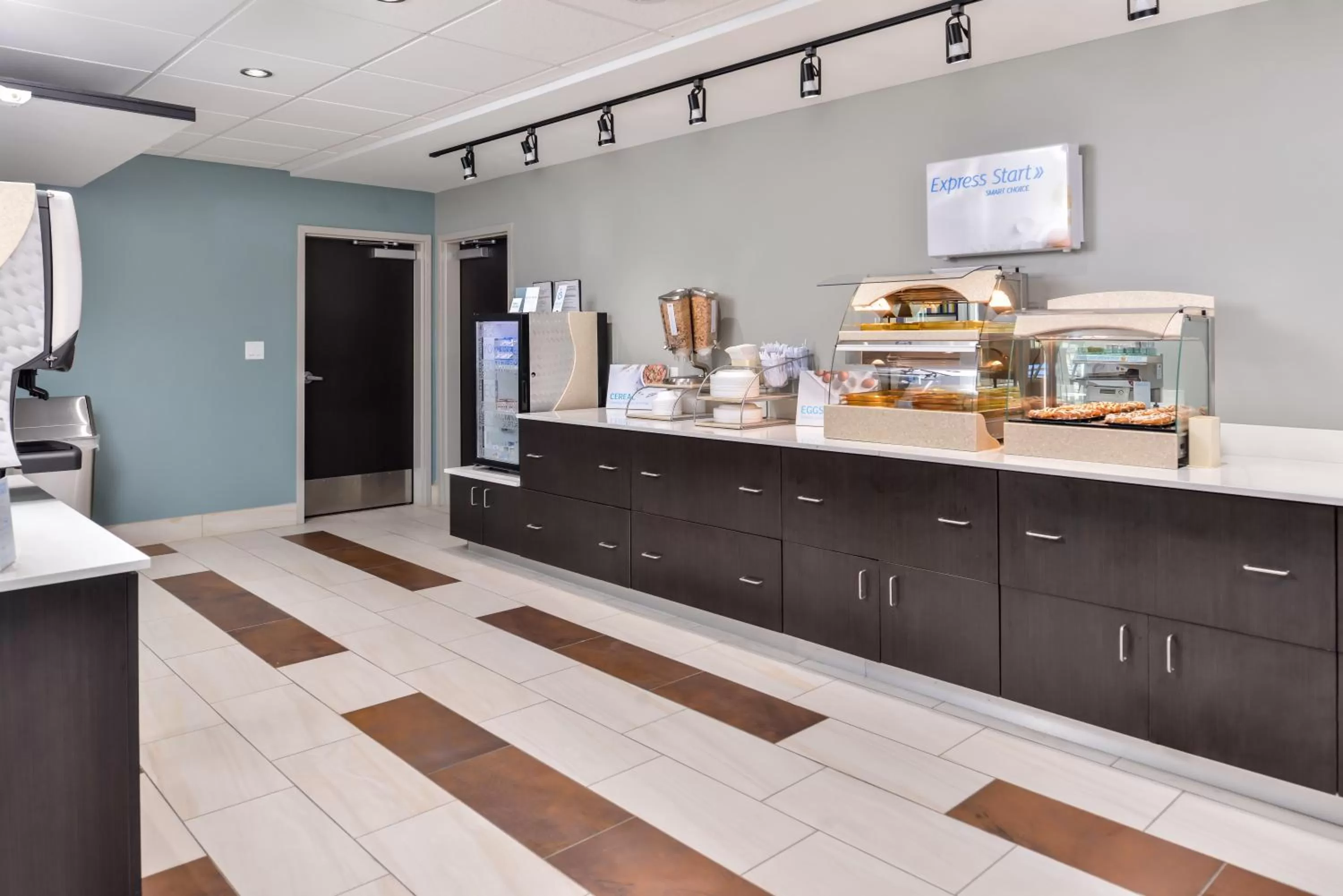 Breakfast in Holiday Inn Express & Suites - Kansas City - Lee's Summit by IHG