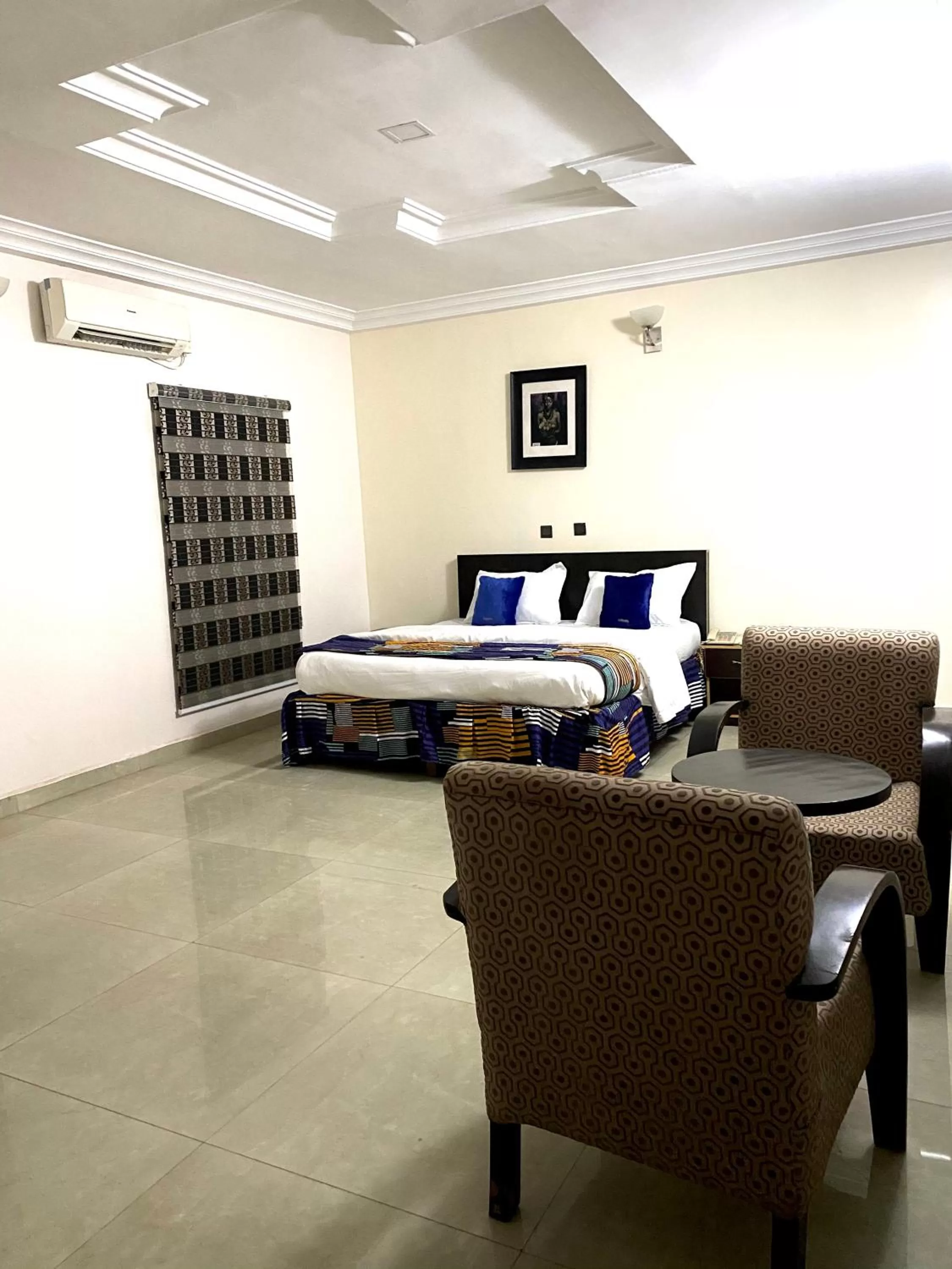 Bed in Nue-Crest Hotels & Suites