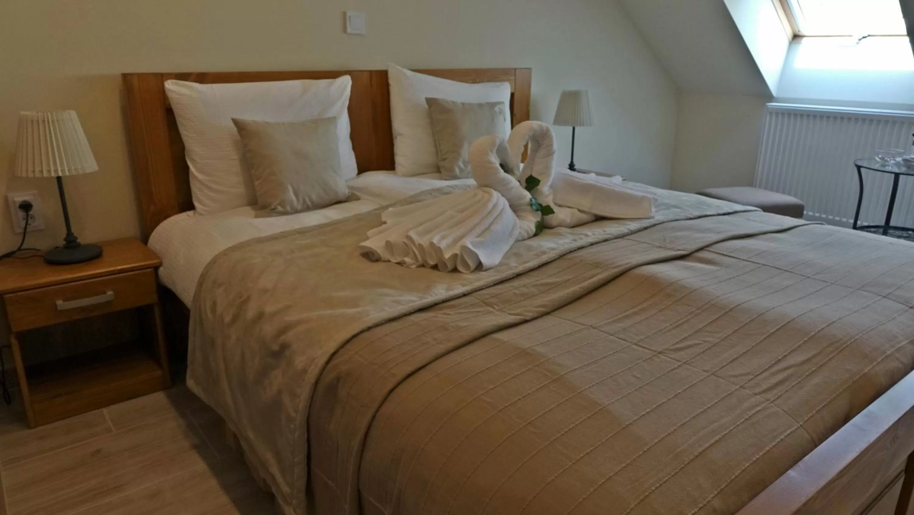 Bed in Alice Panzió Gold