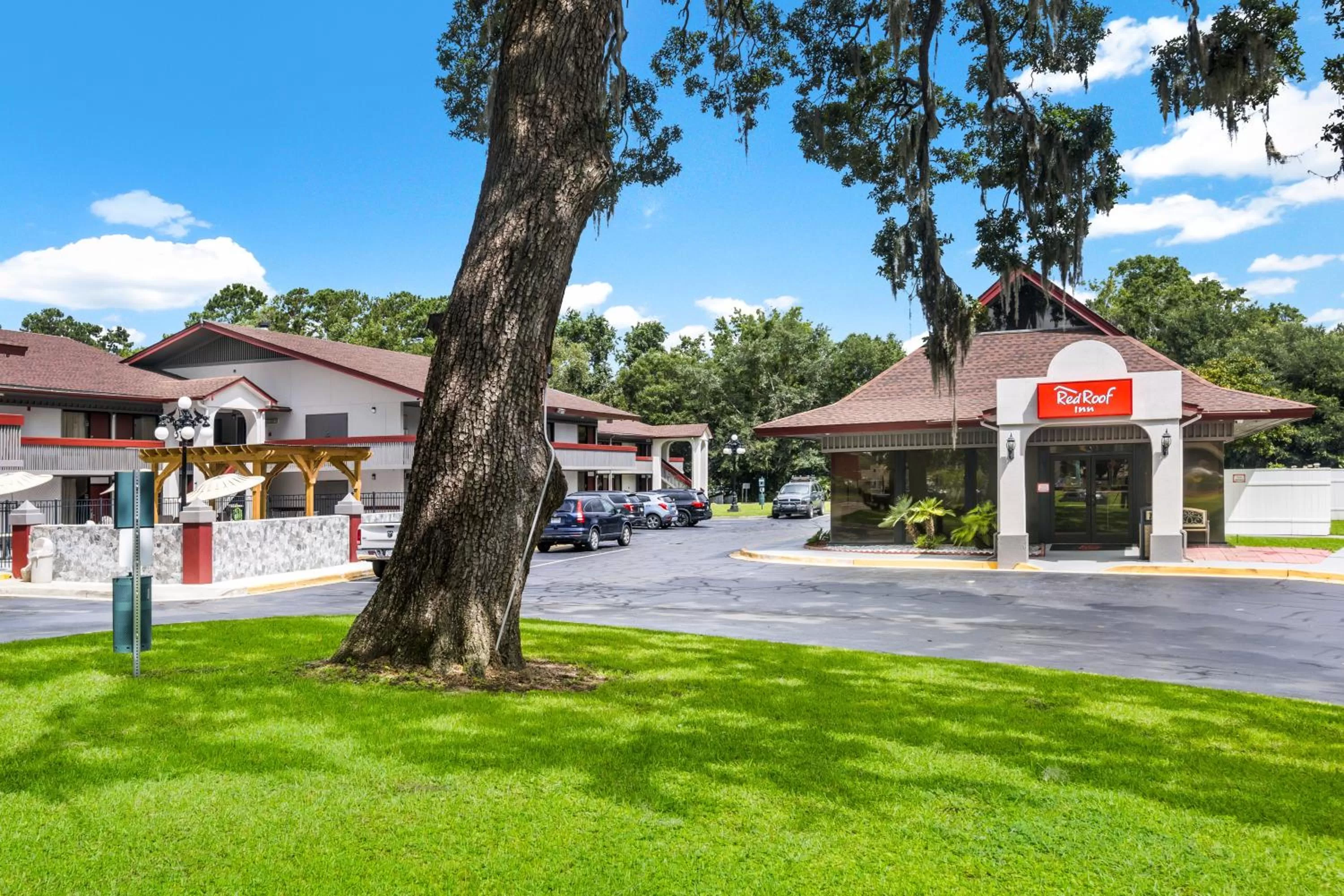 Property building in Red Roof Inn Savannah – Southside/Midtown