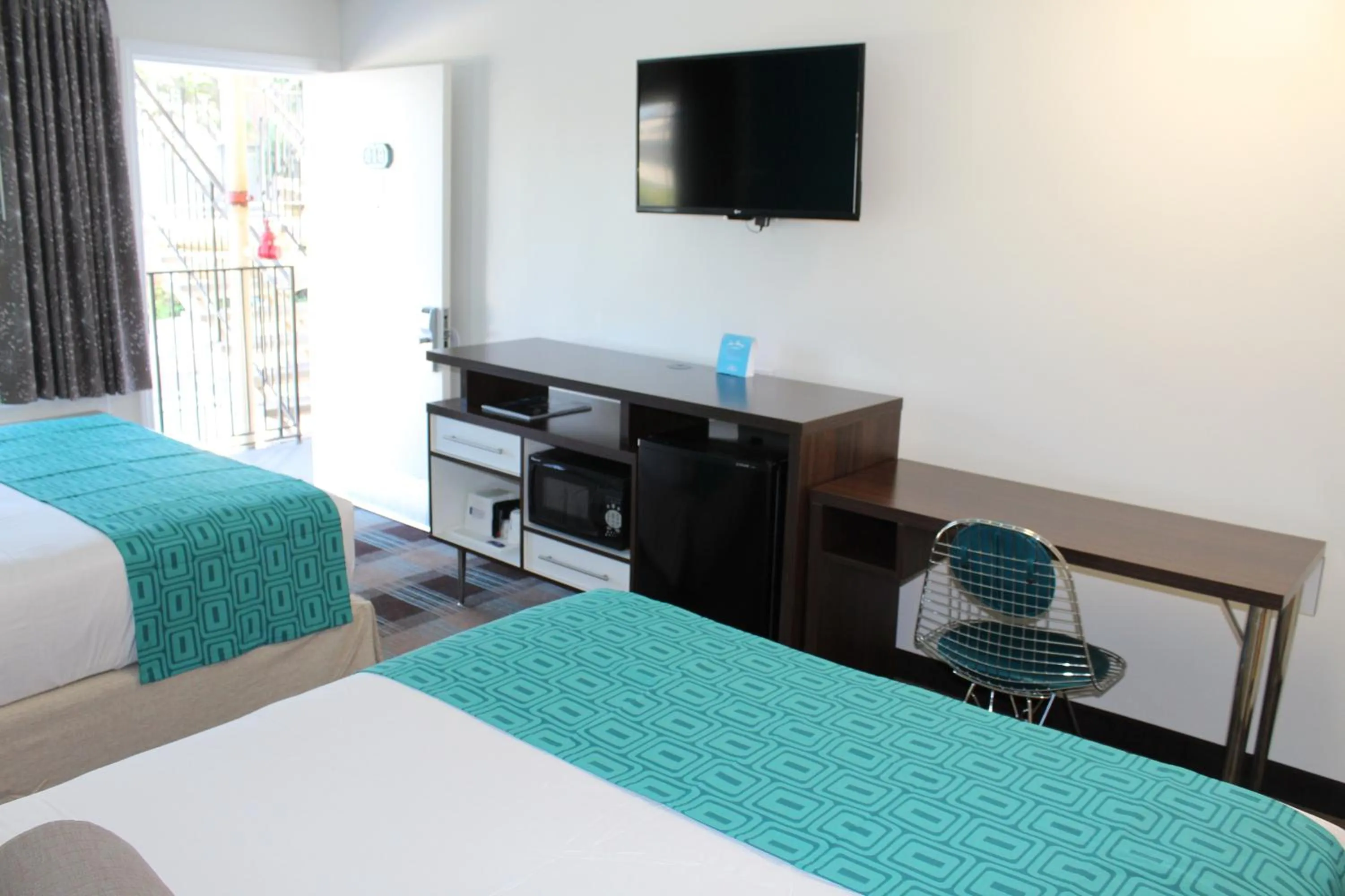 Property building, Bed in Howard Johnson by Wyndham San Diego Hotel Circle