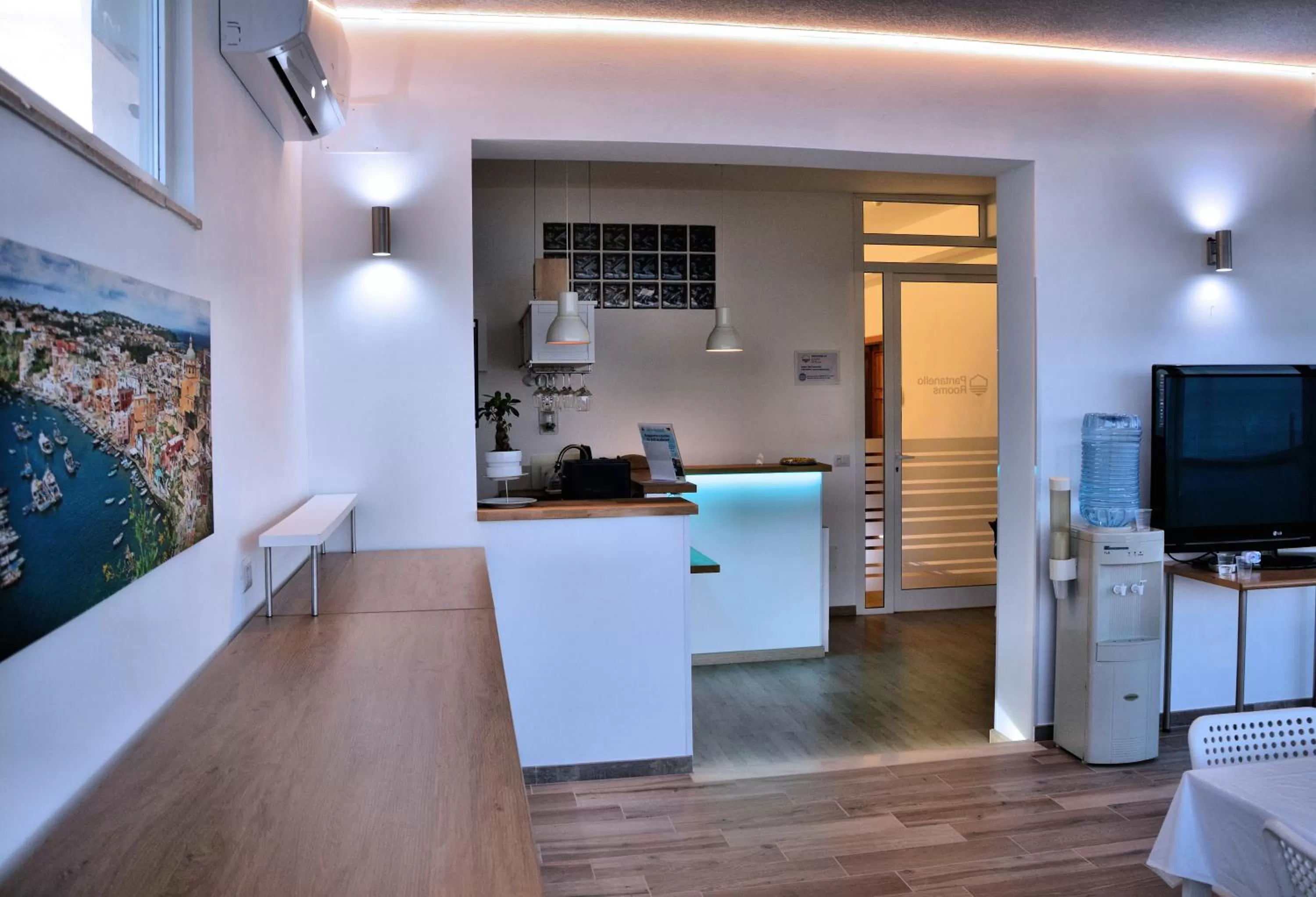 Communal lounge/ TV room in Pantanello Rooms Avola