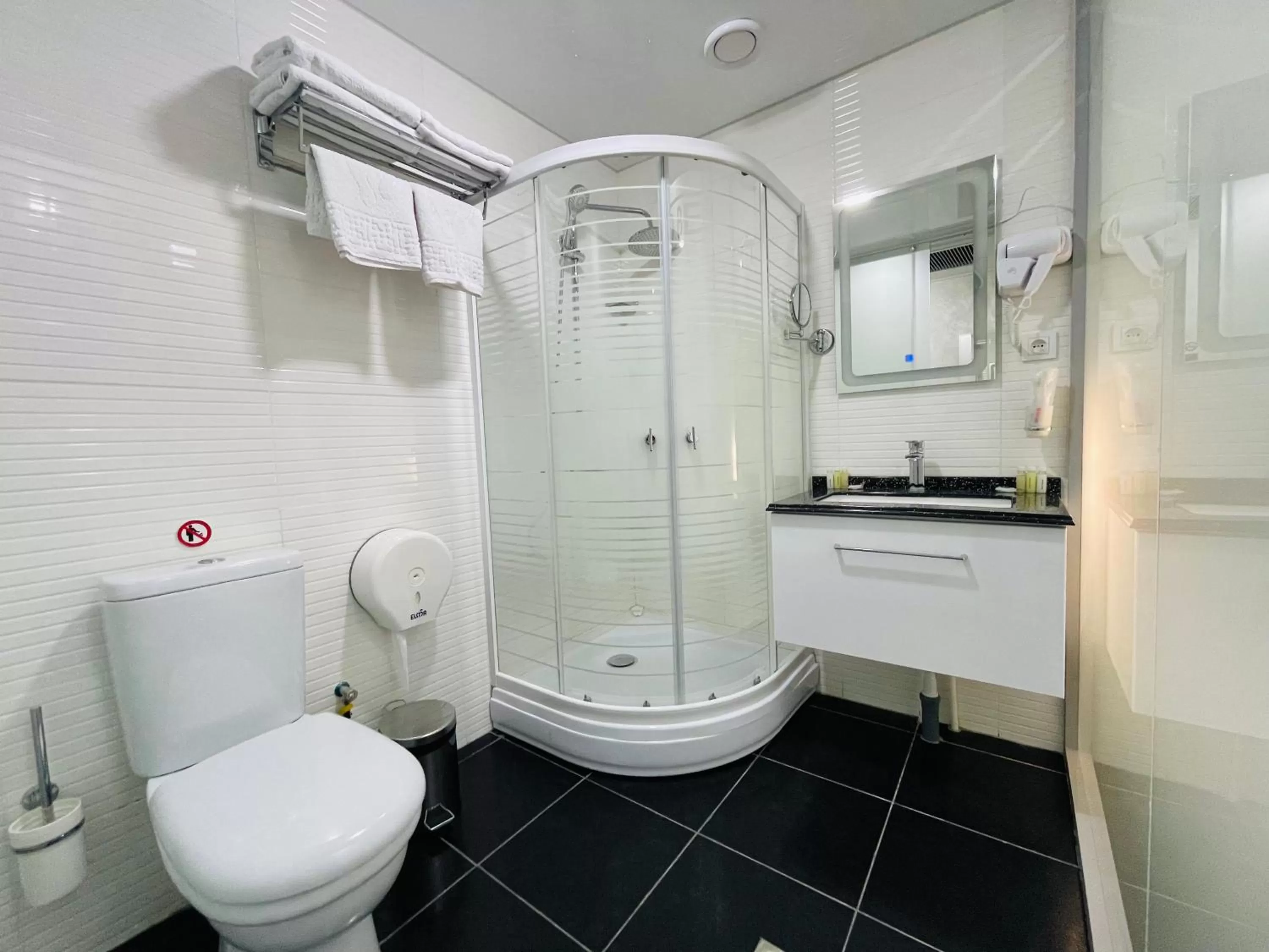 Bathroom in Porto Bello Hotel