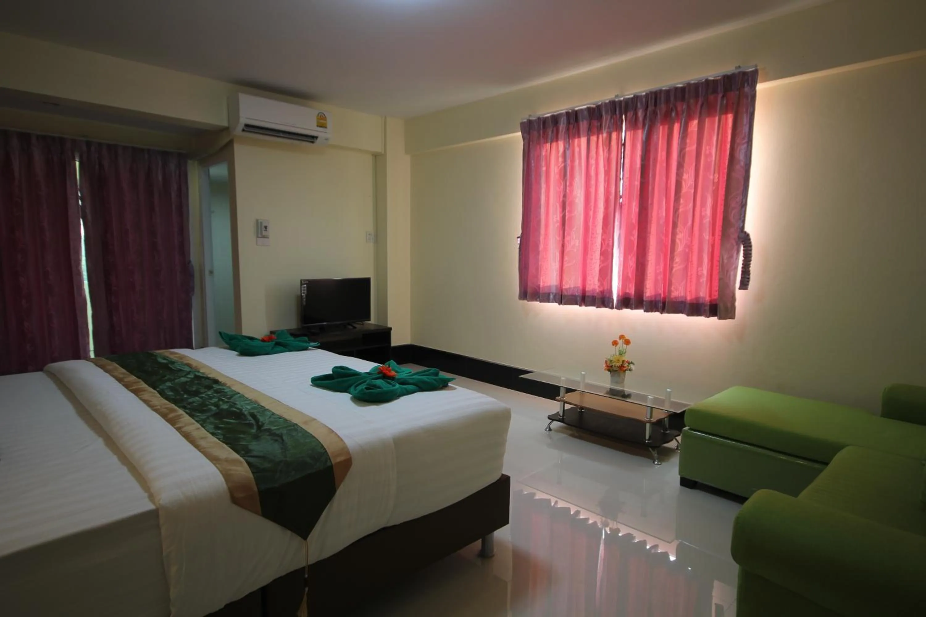 Photo of the whole room, Bed in Windsor Resort