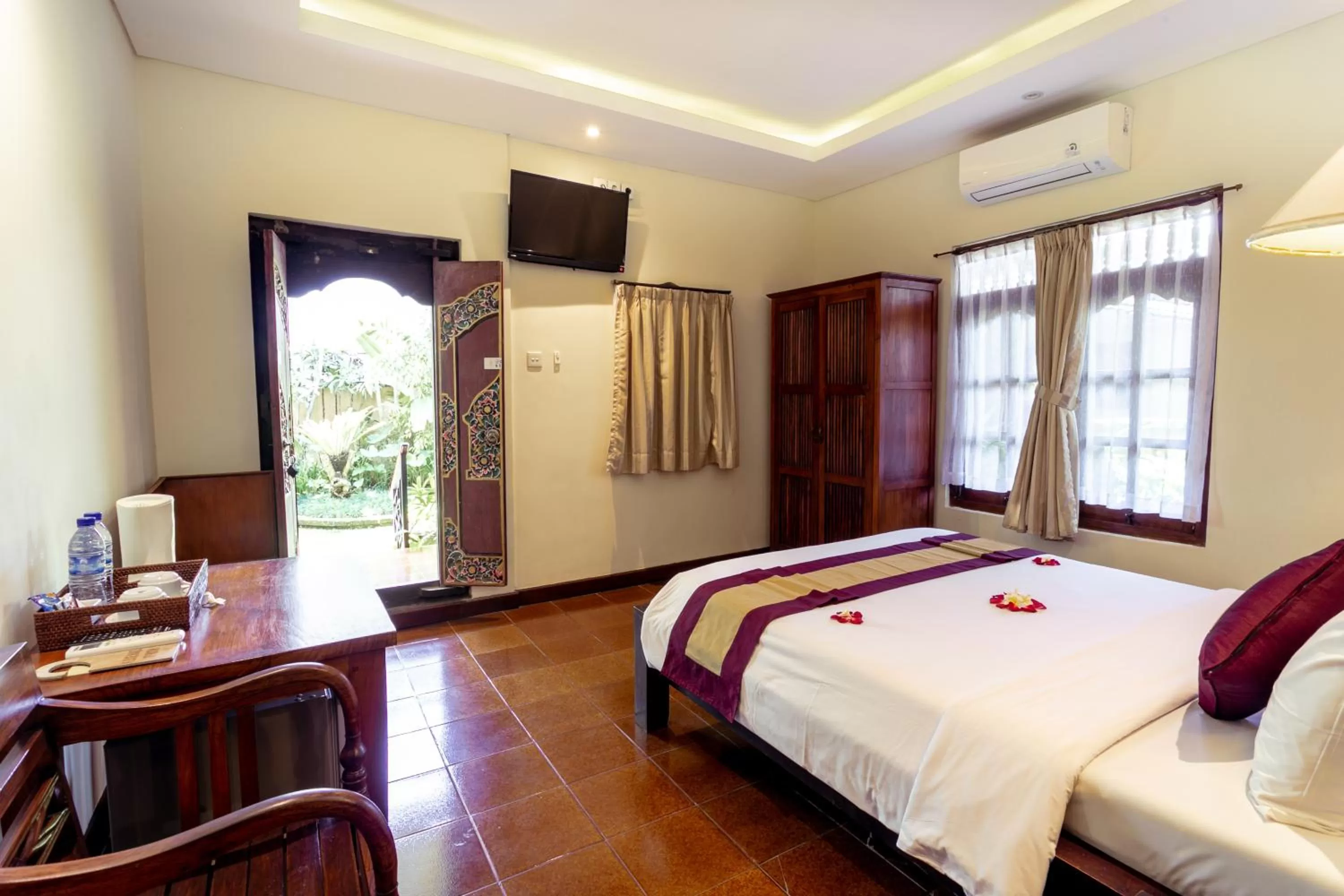 TV and multimedia, Bed in Lumbung Sari Ubud Hotel - CHSE Certified