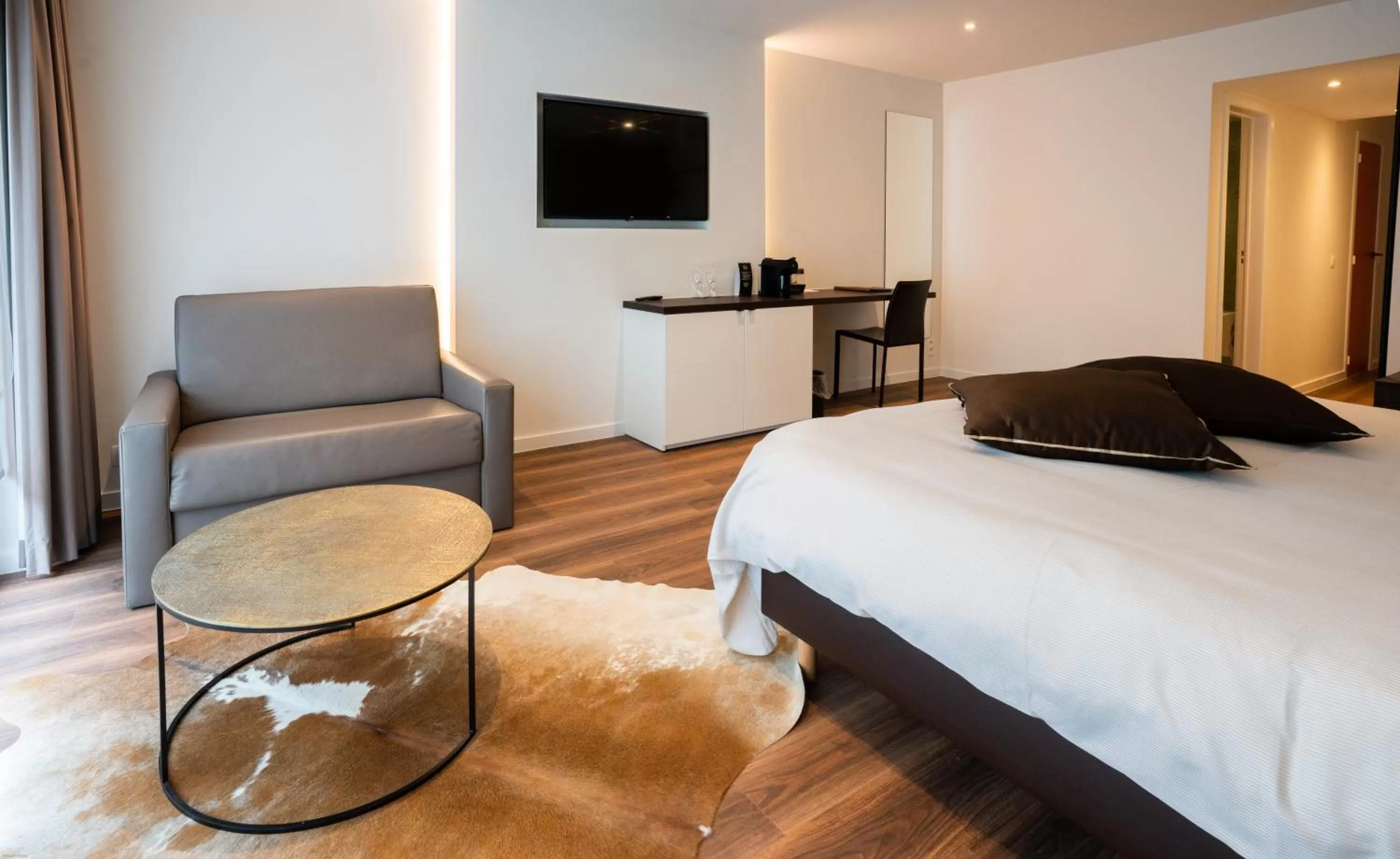 Seating area, Bed in Cosmopolite Hotel Nieuwpoort-Bad