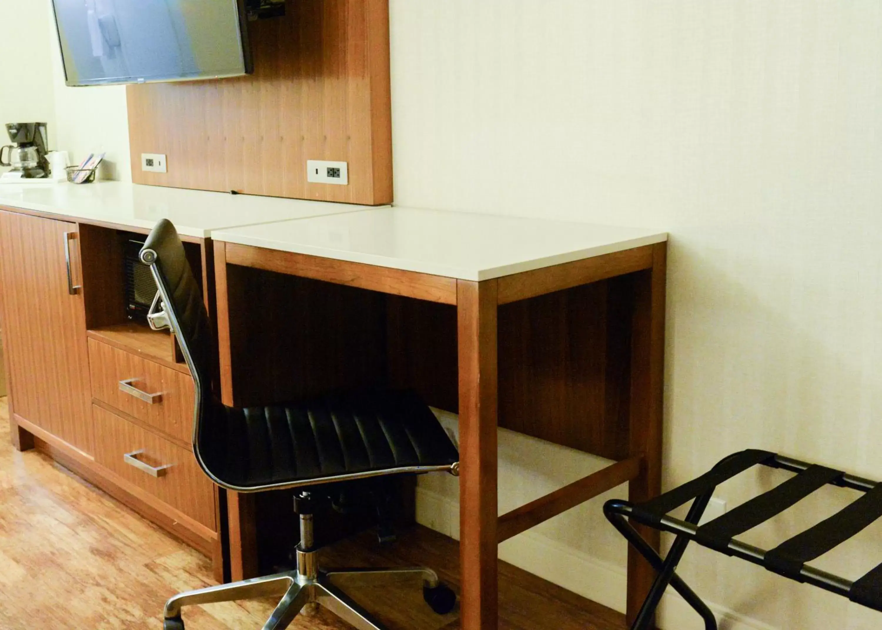 King Room - Disability Access - Non-Smoking in Travelodge by Wyndham Culver City King Room - Disability Access - Non-Smoking in Travelodge by Wyndham Culver City