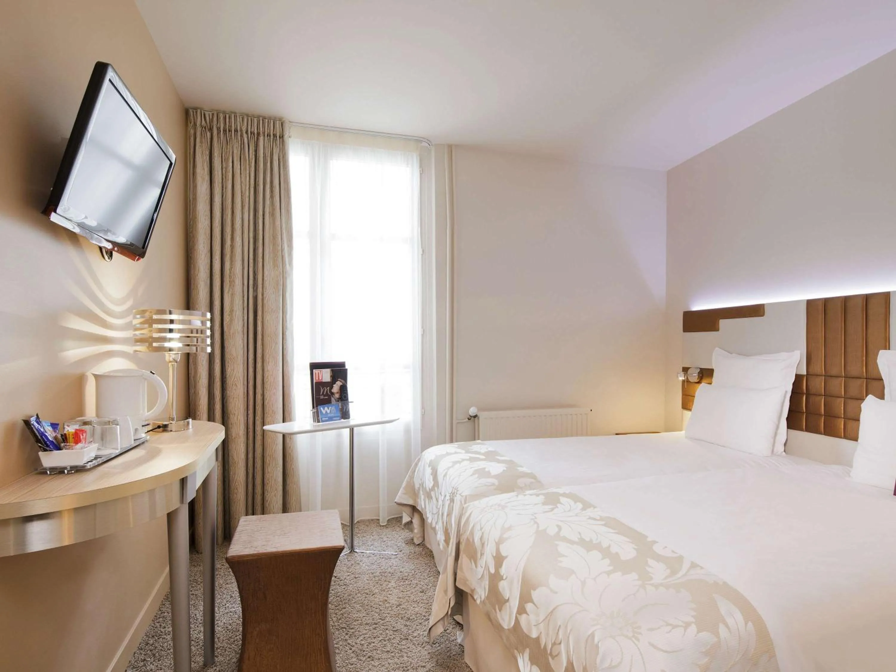 Photo of the whole room, Bed in Mercure Paris Opéra Faubourg Montmartre