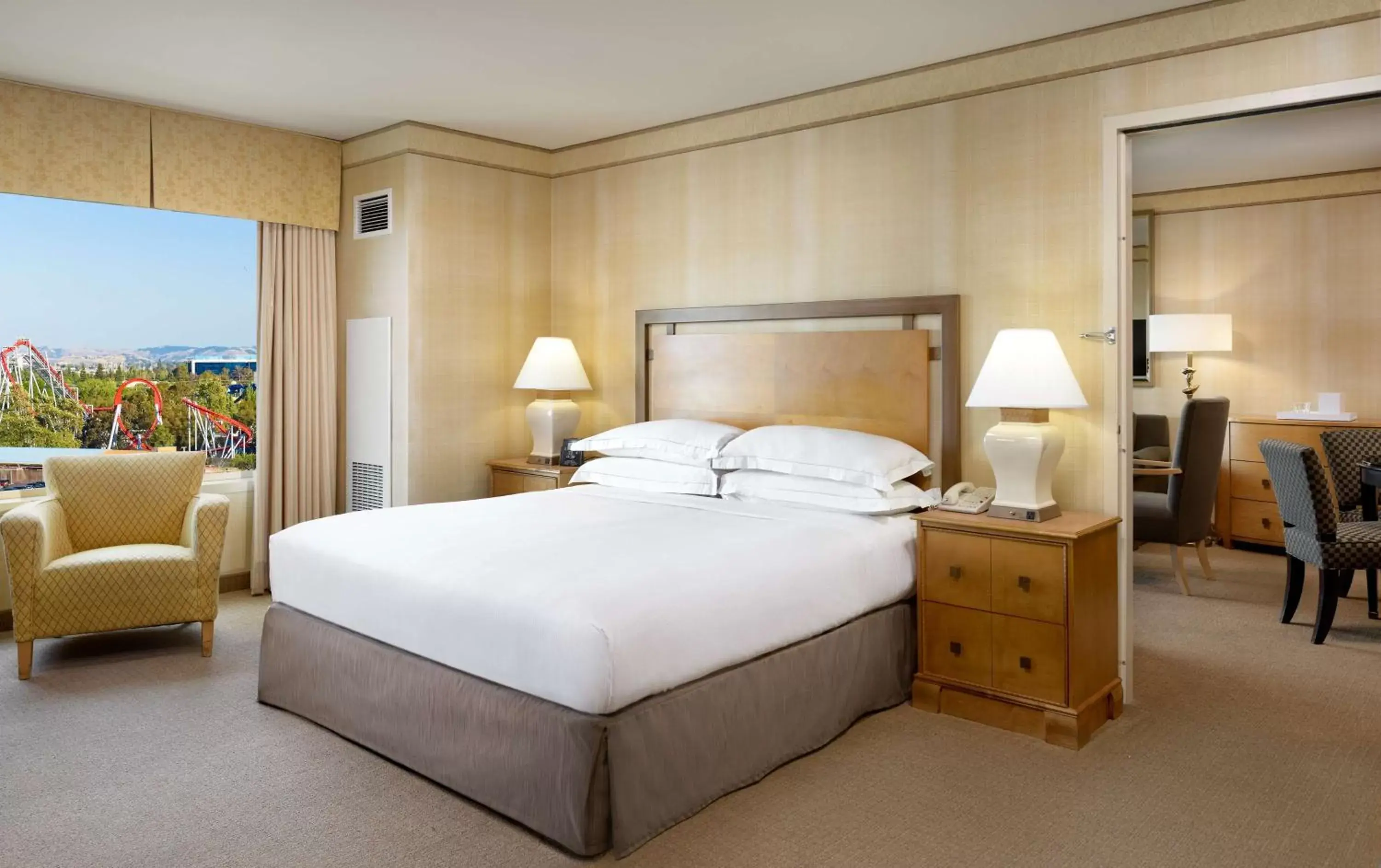 One-Bedroom King Suite in Hilton Santa Clara One-Bedroom King Suite in Hilton Santa Clara