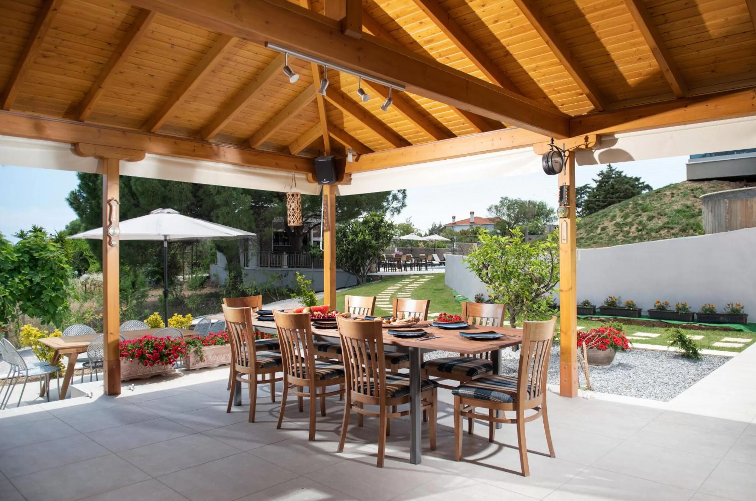 Restaurant/places to eat in Villa Sara