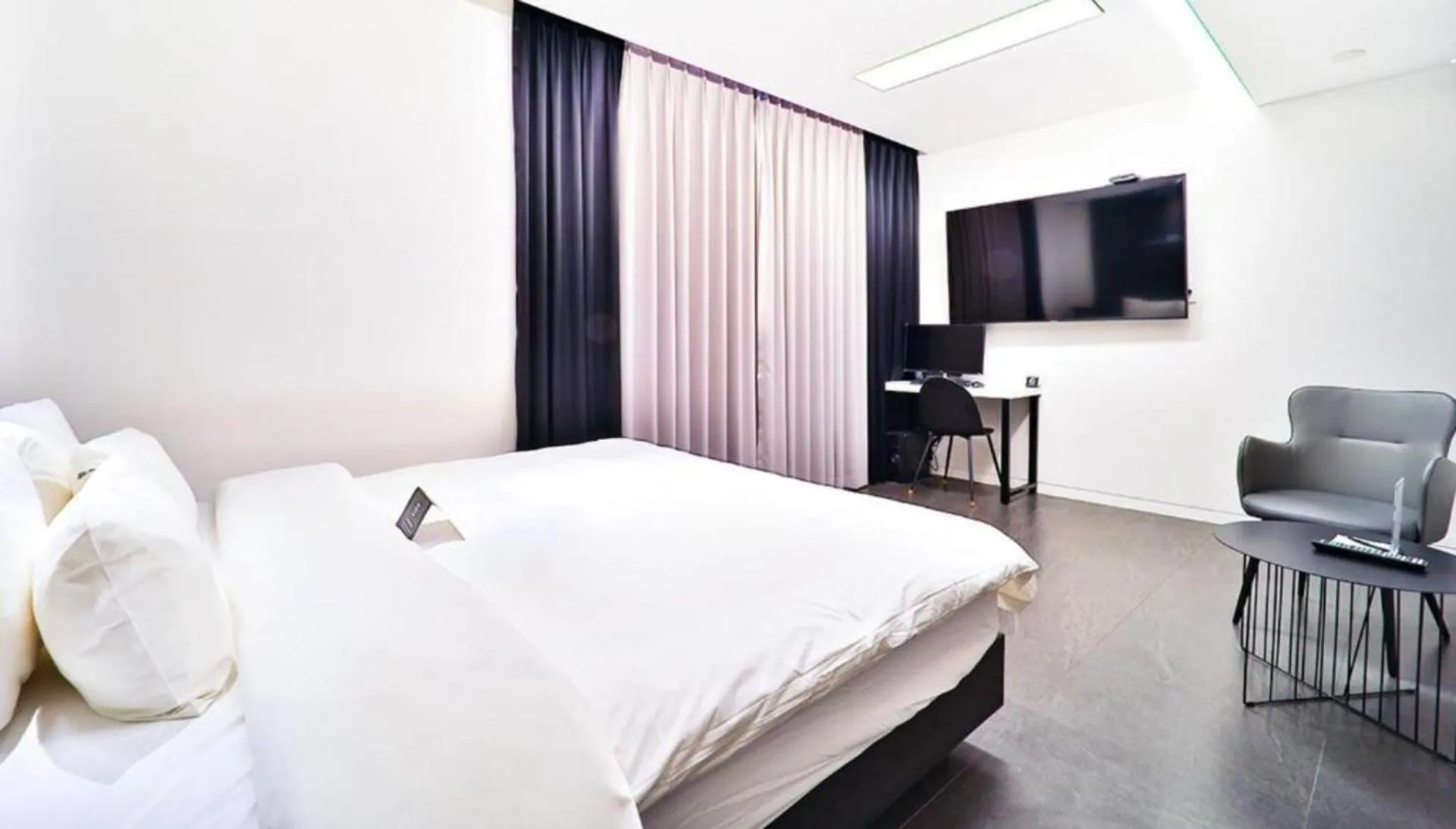 TV and multimedia, Bed in Zam101Hotel