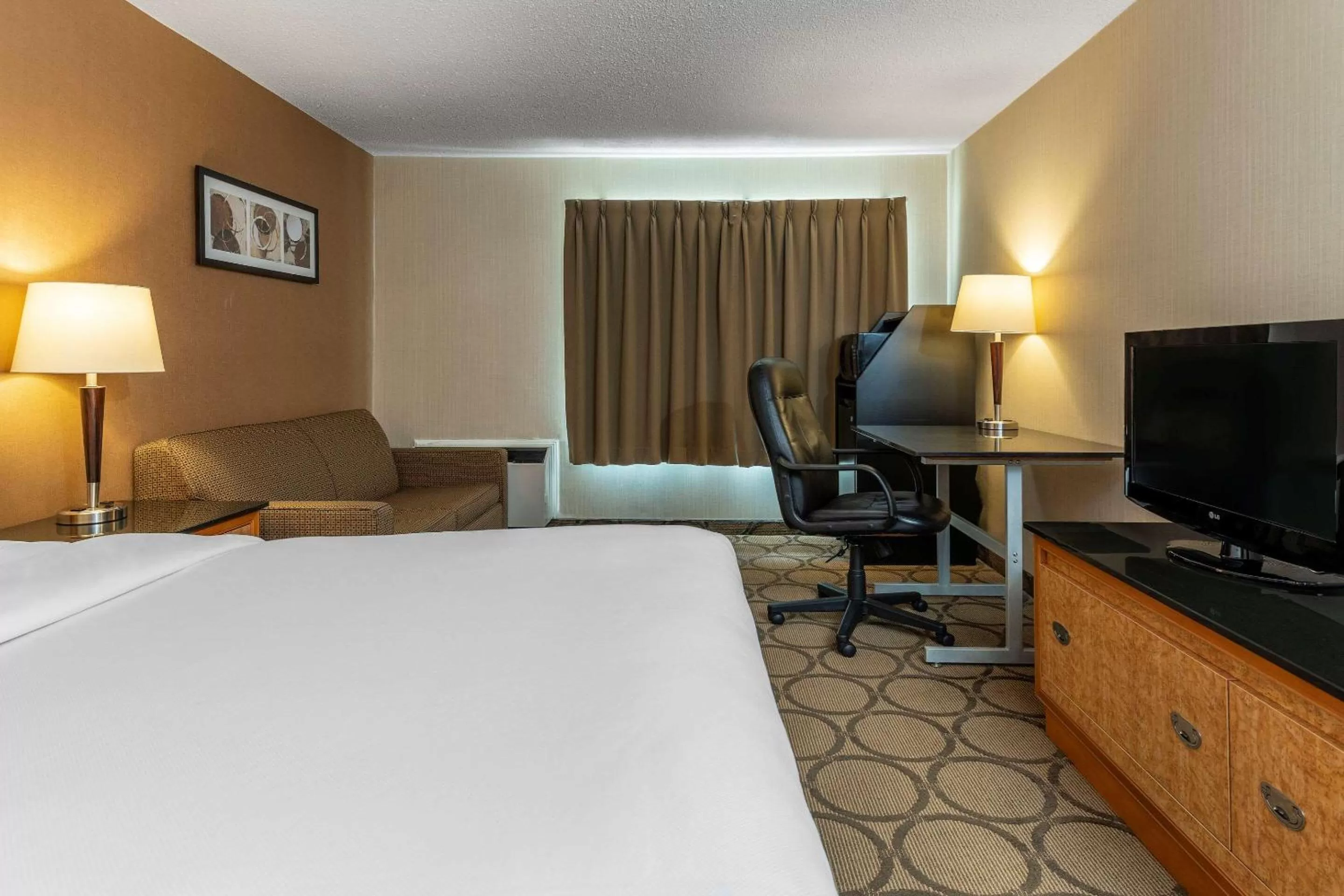 Photo of the whole room, Bed in Comfort Inn Sherbrooke