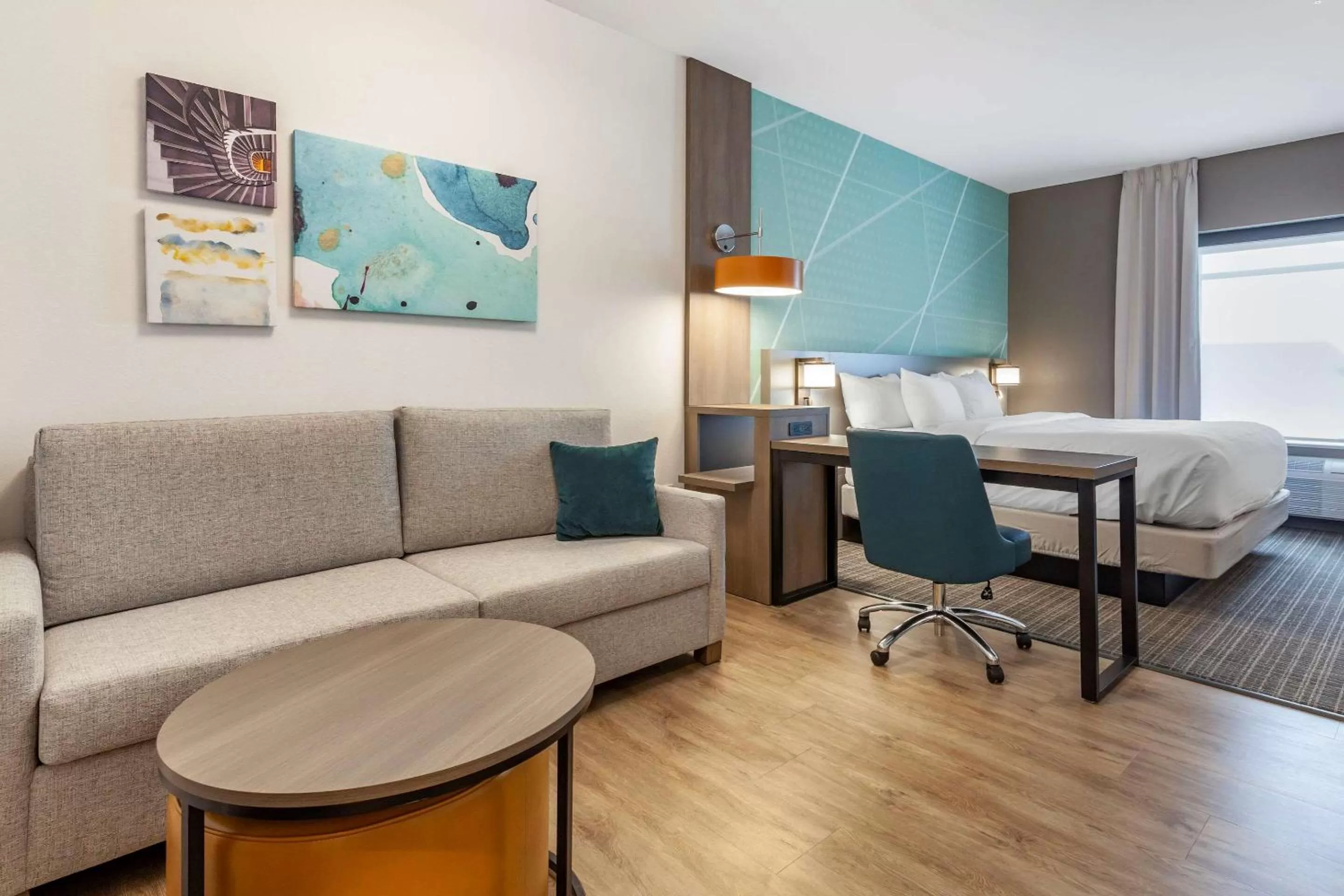 Photo of the whole room in Comfort Suites Cottage Grove-Madison