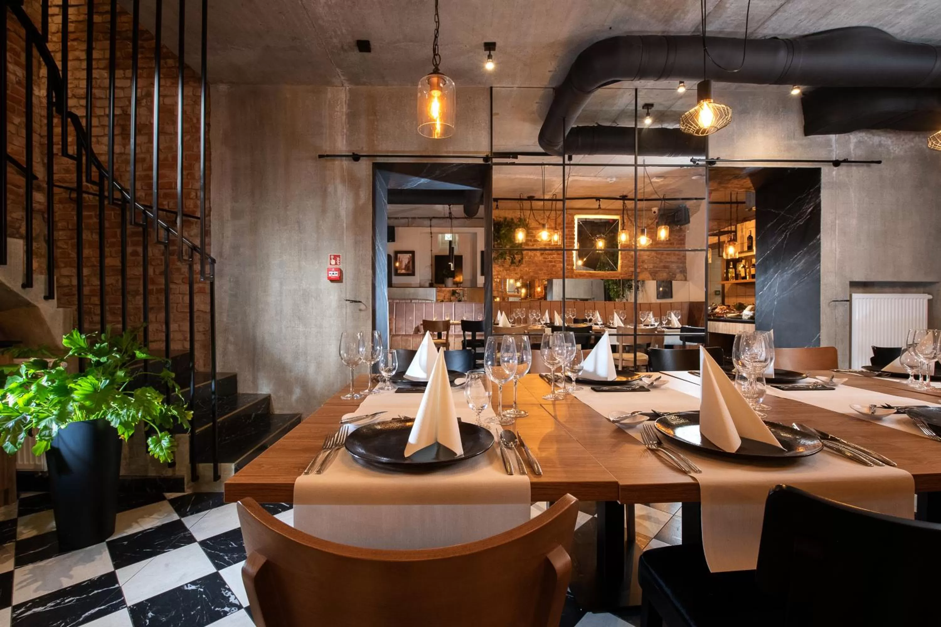 Restaurant/places to eat in Hotel M29