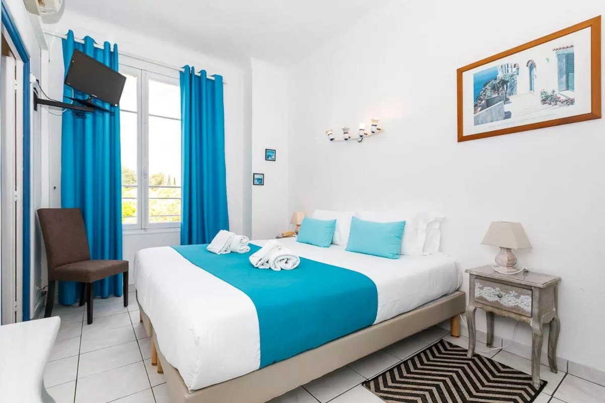 Bed in Hôtel Les Liserons de Mougins