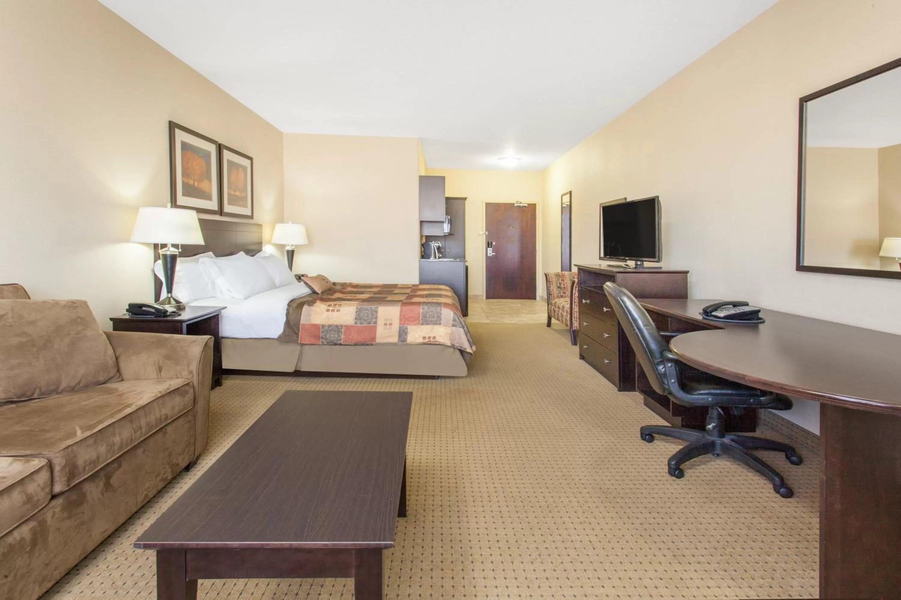 Photo of the whole room, Bed in Ramada by Wyndham Pincher Creek