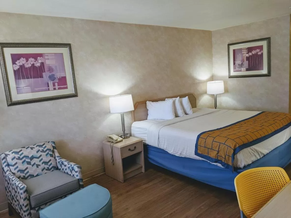 Bathroom, Bed in Days Inn by Wyndham Bullhead City