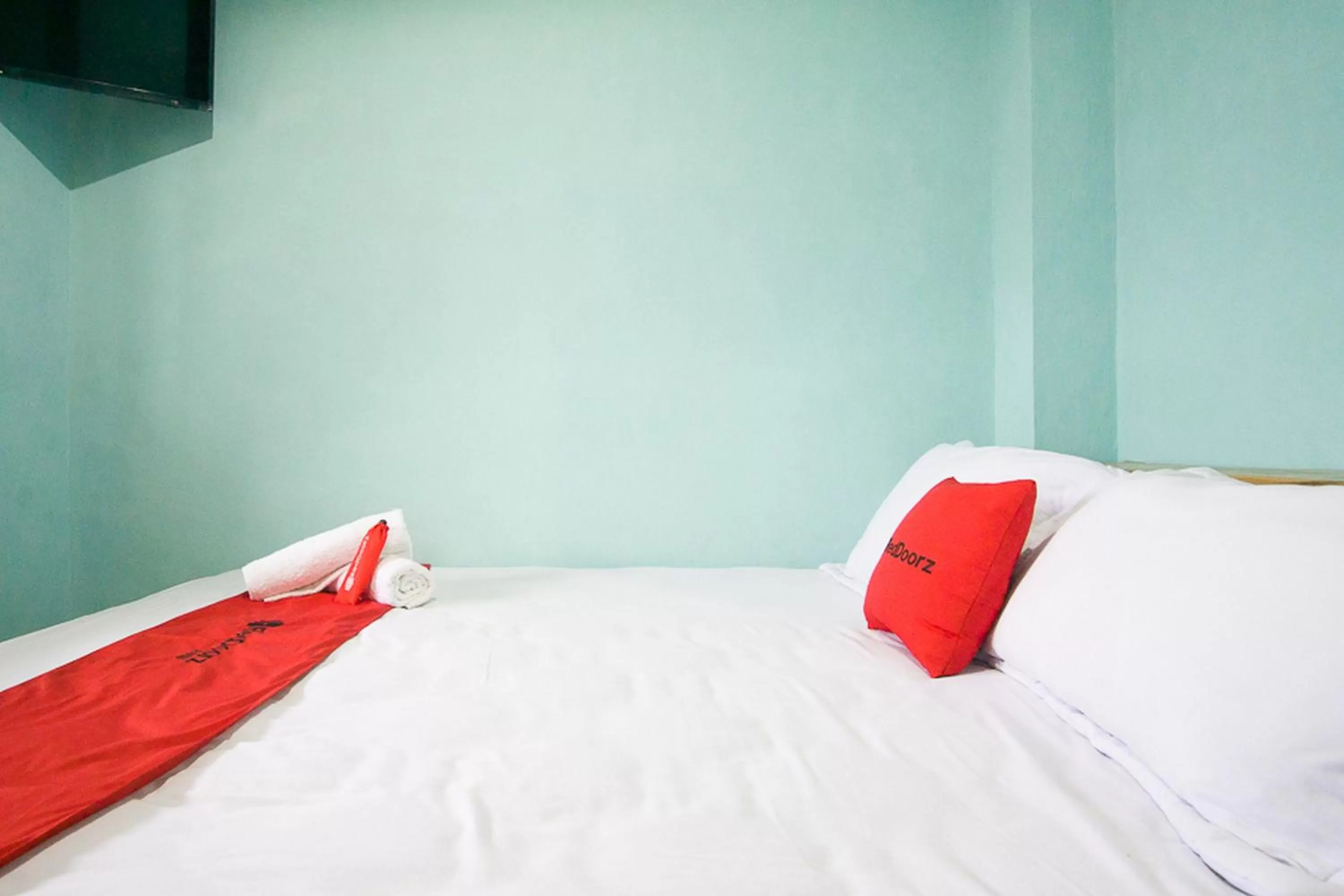 Bedroom, Bed in RedDoorz near Mikie Holiday Funland Berastagi