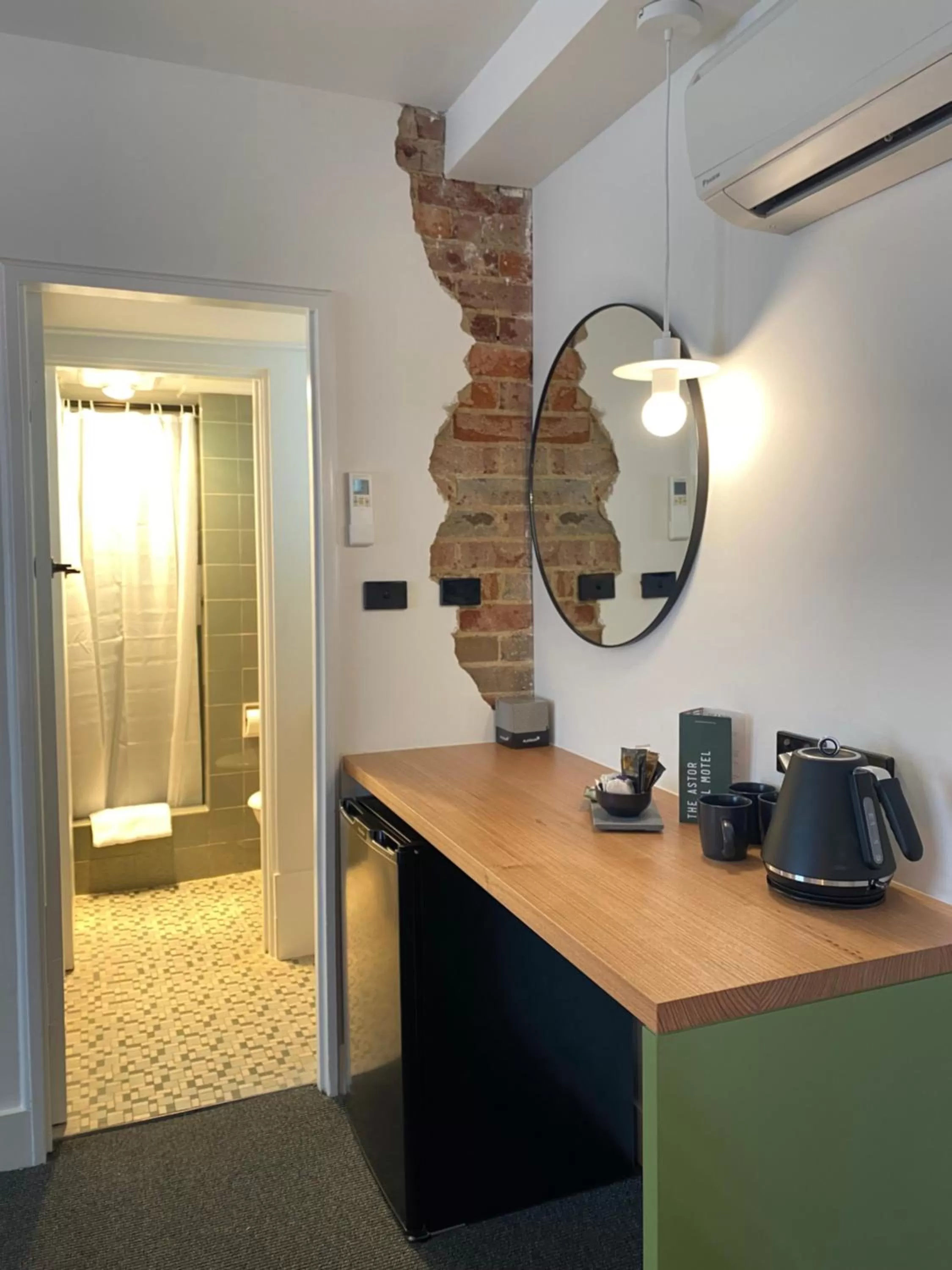 Coffee/tea facilities in The Astor Hotel Motel