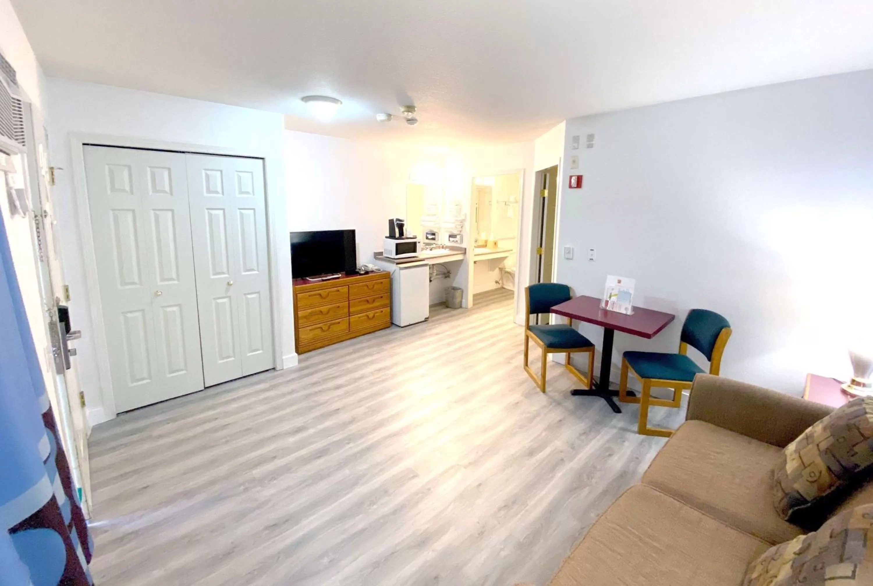 Photo of the whole room in Super 8 by Wyndham Sicamous