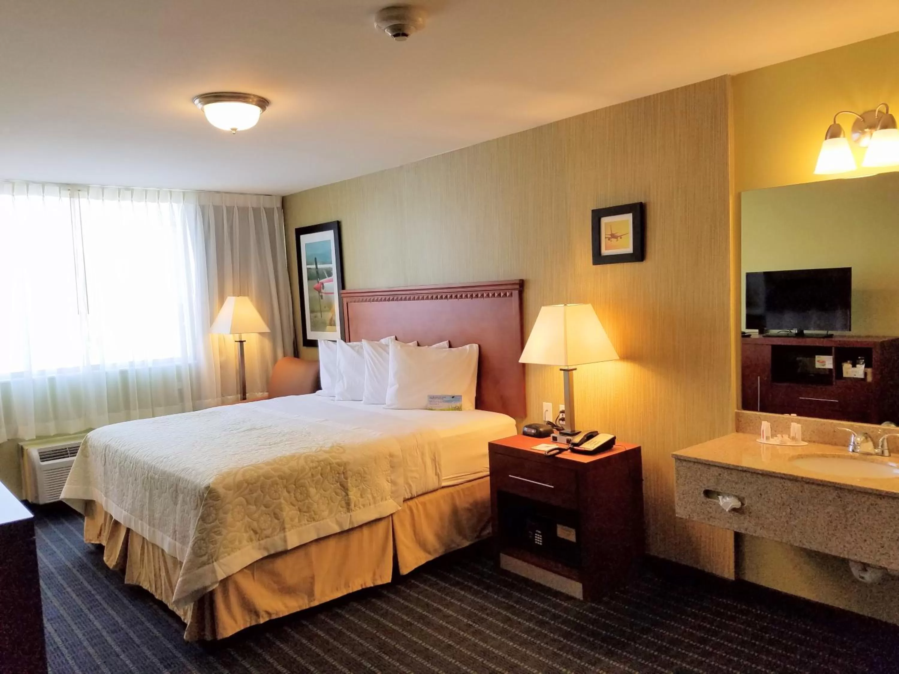 Bed in Days Inn by Wyndham Windsor Locks / Bradley Intl Airport