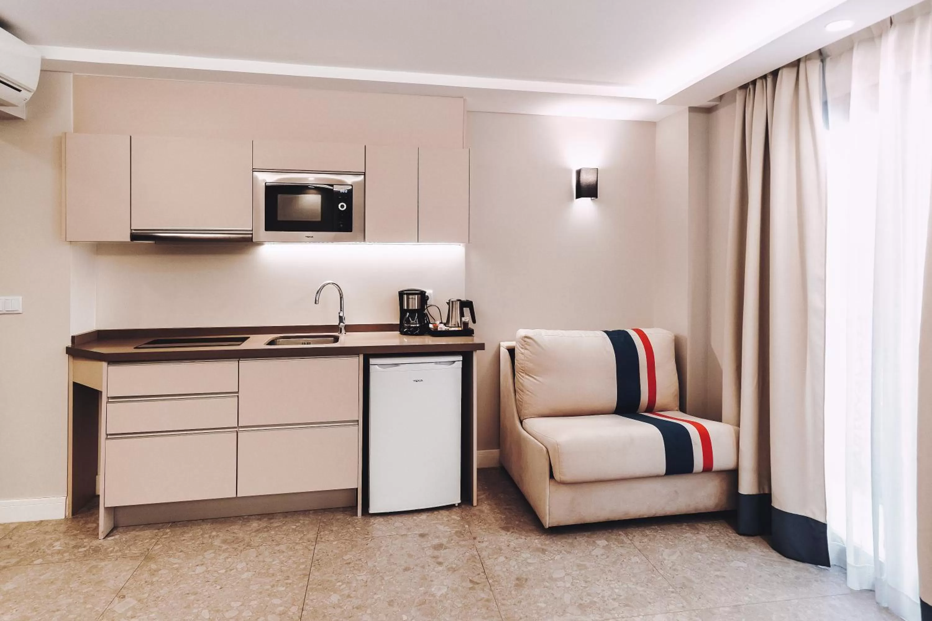 Kitchen or kitchenette in Posidonia Aparthotel