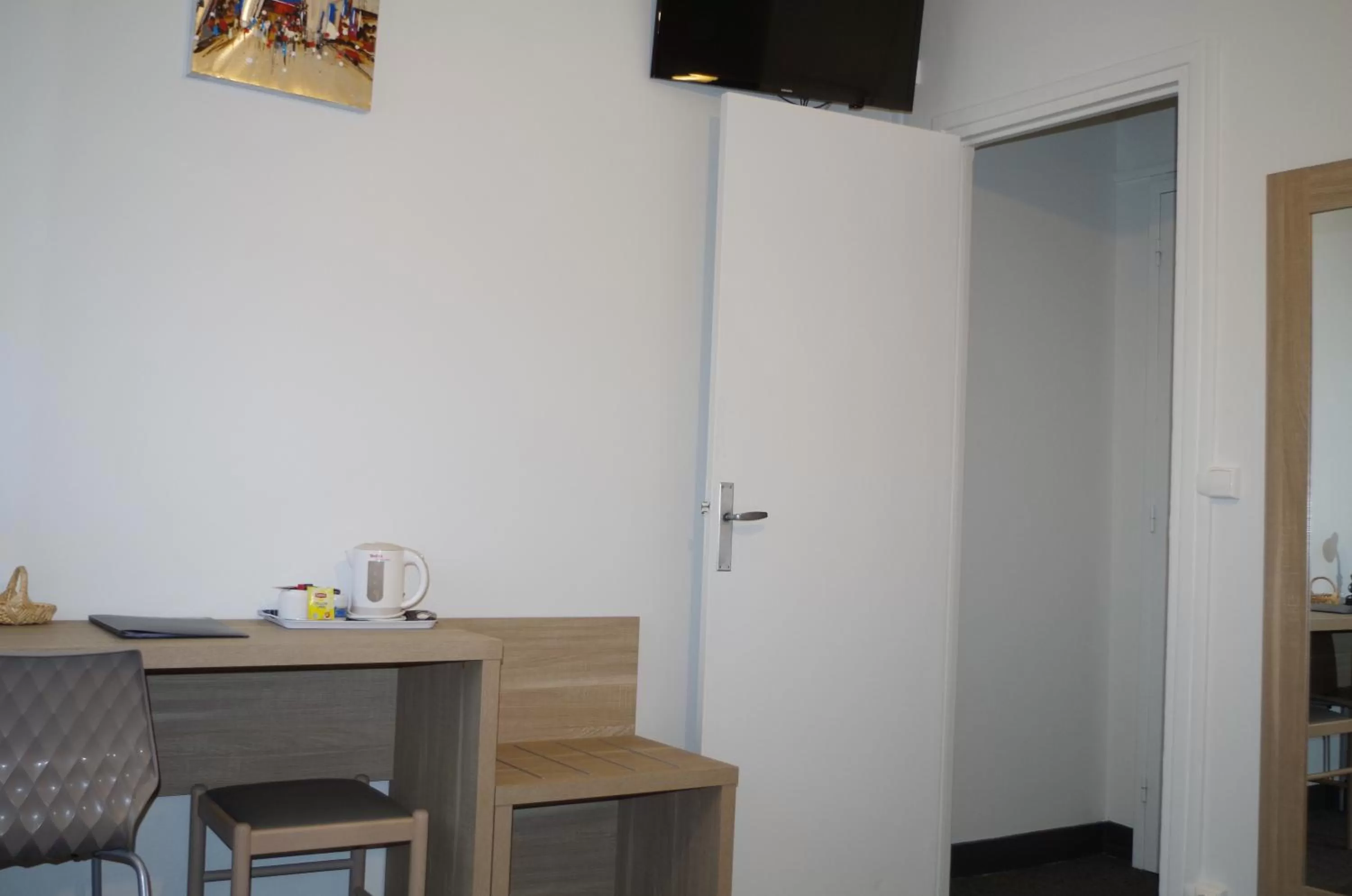 TV and multimedia in The Originals City, Hôtel Le Savoy, Caen