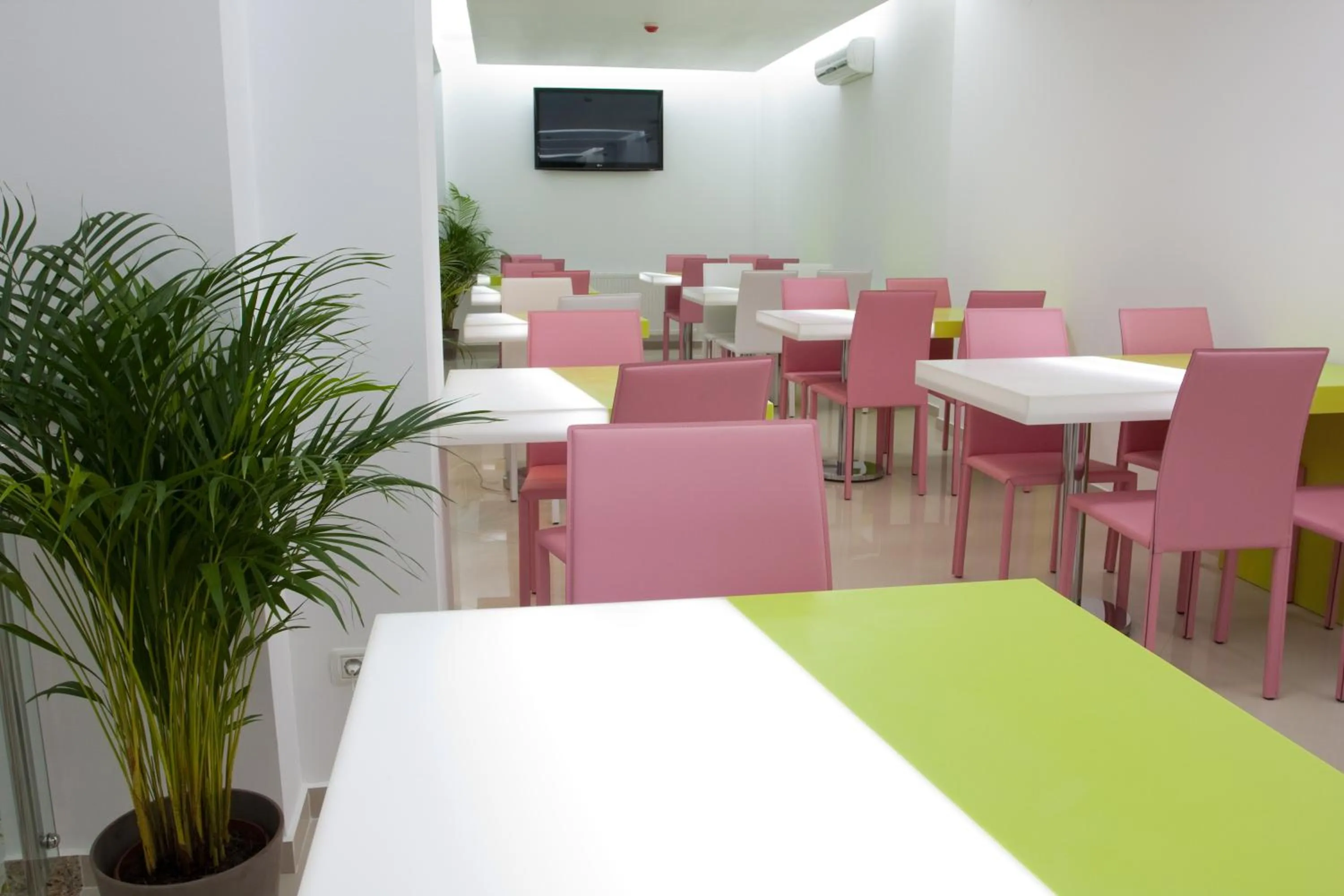 Restaurant/places to eat in Christina Hotel