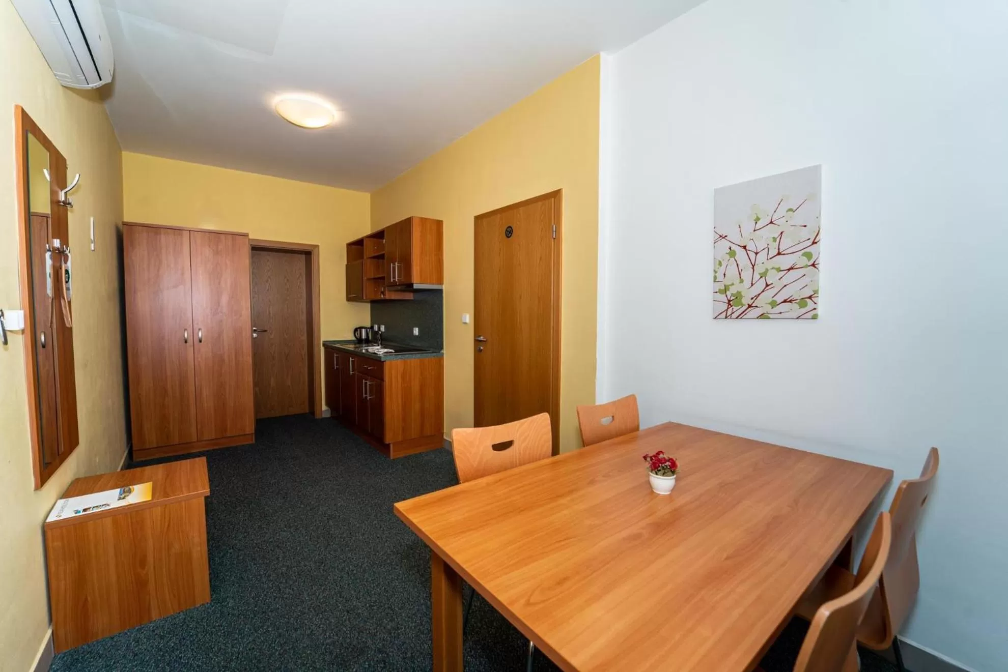 Kitchen or kitchenette, Dining Area in Relax Hotel Stork