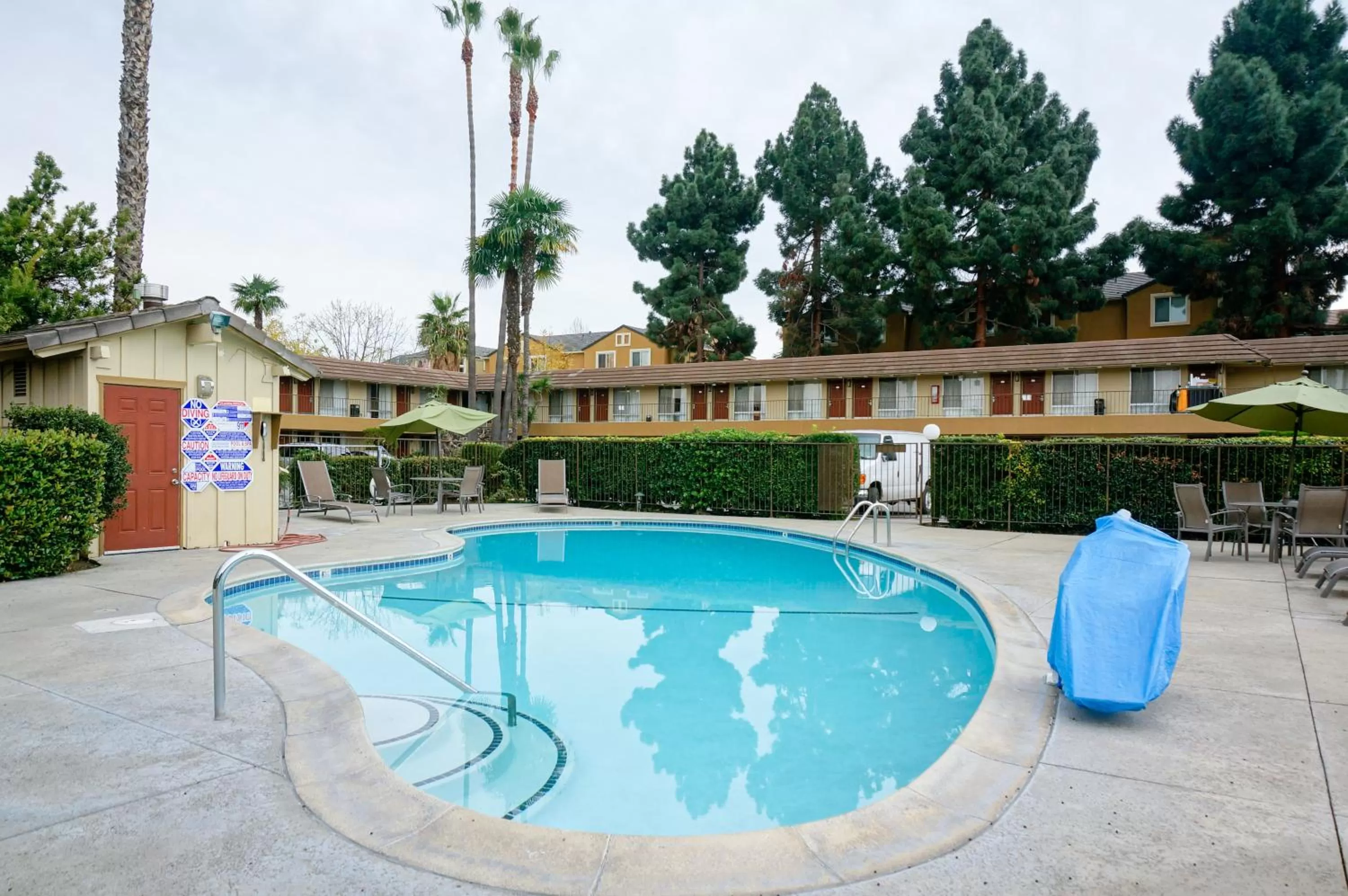 Swimming pool in Rodeway Inn Santa Clara El Camino Real