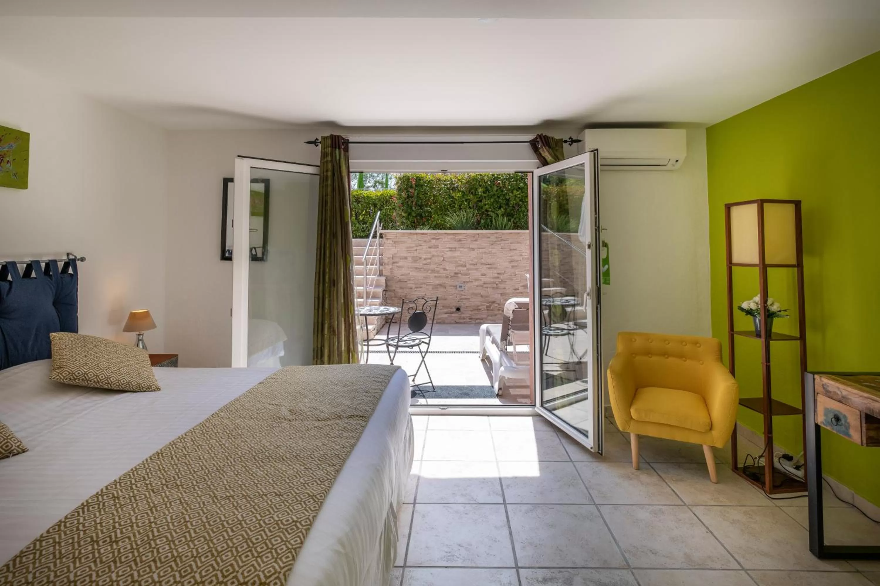 Patio, Bed in Les Bastides Saint Paul