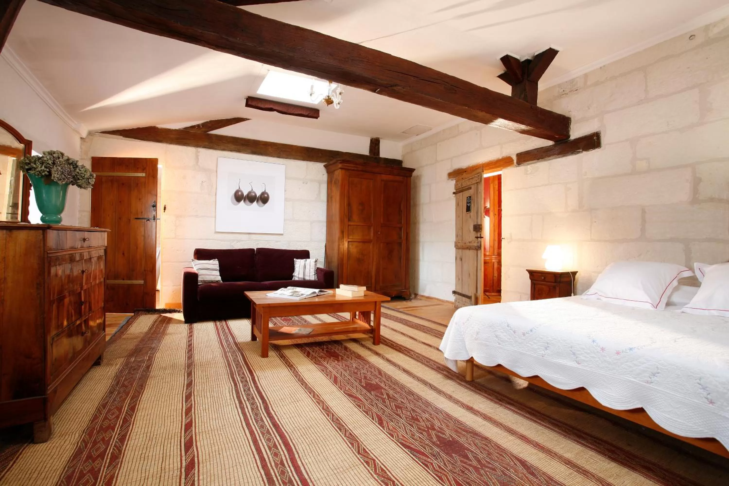 Photo of the whole room, Bed in La Porte Rouge - The Red Door Inn