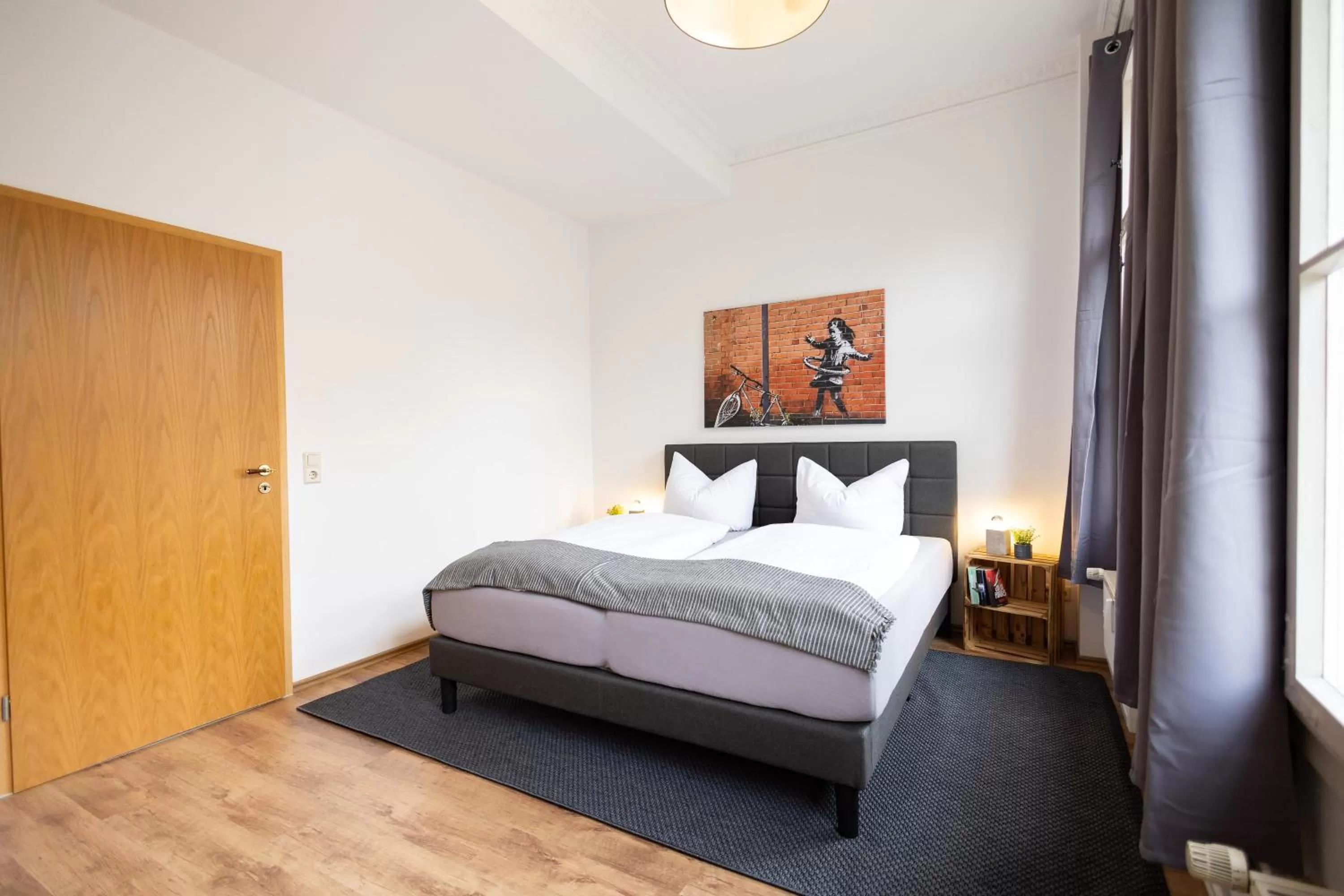 Bedroom, Bed in Ko-Living Space an der Oper - Street Art Design Apartments