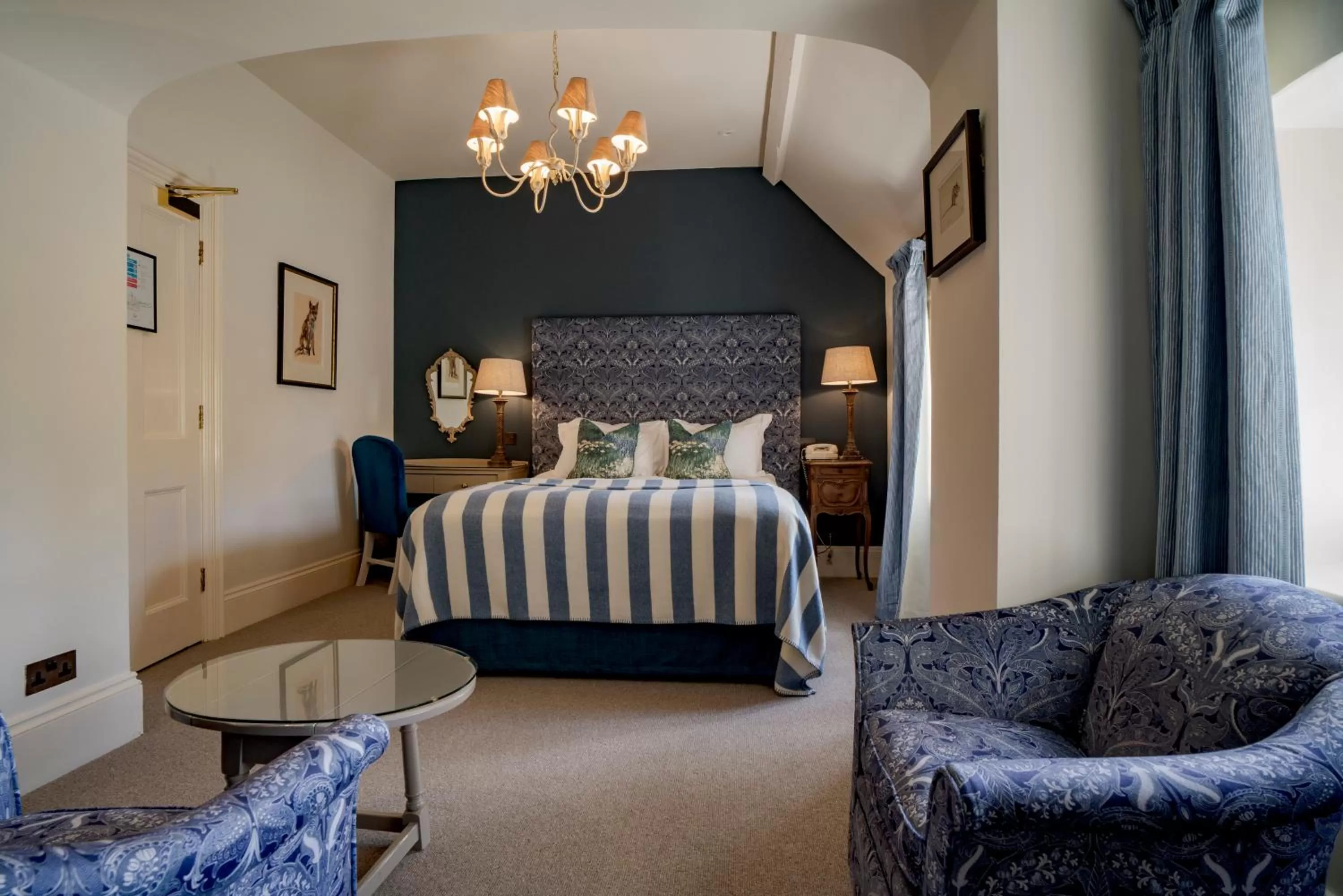 Photo of the whole room, Bed in The Swan Hotel