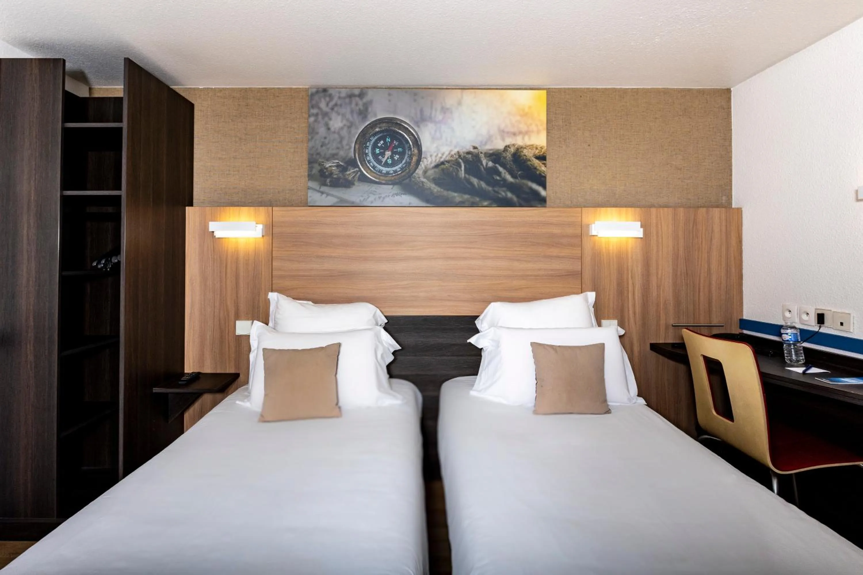 Bedroom in Kyriad Paris Ouest - Colombes