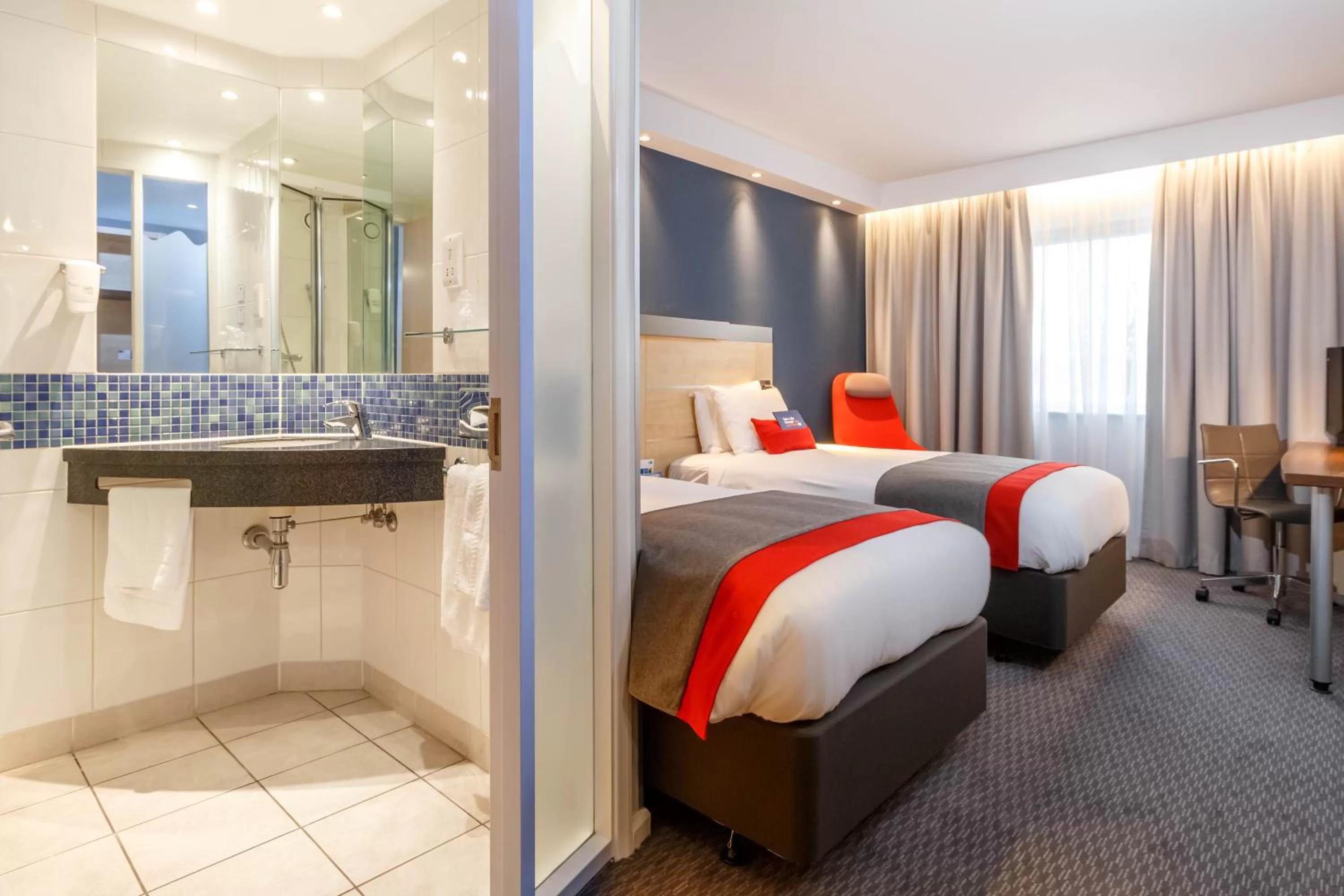 Photo of the whole room, Bed in Holiday Inn Express Walsall M6, J10 by IHG