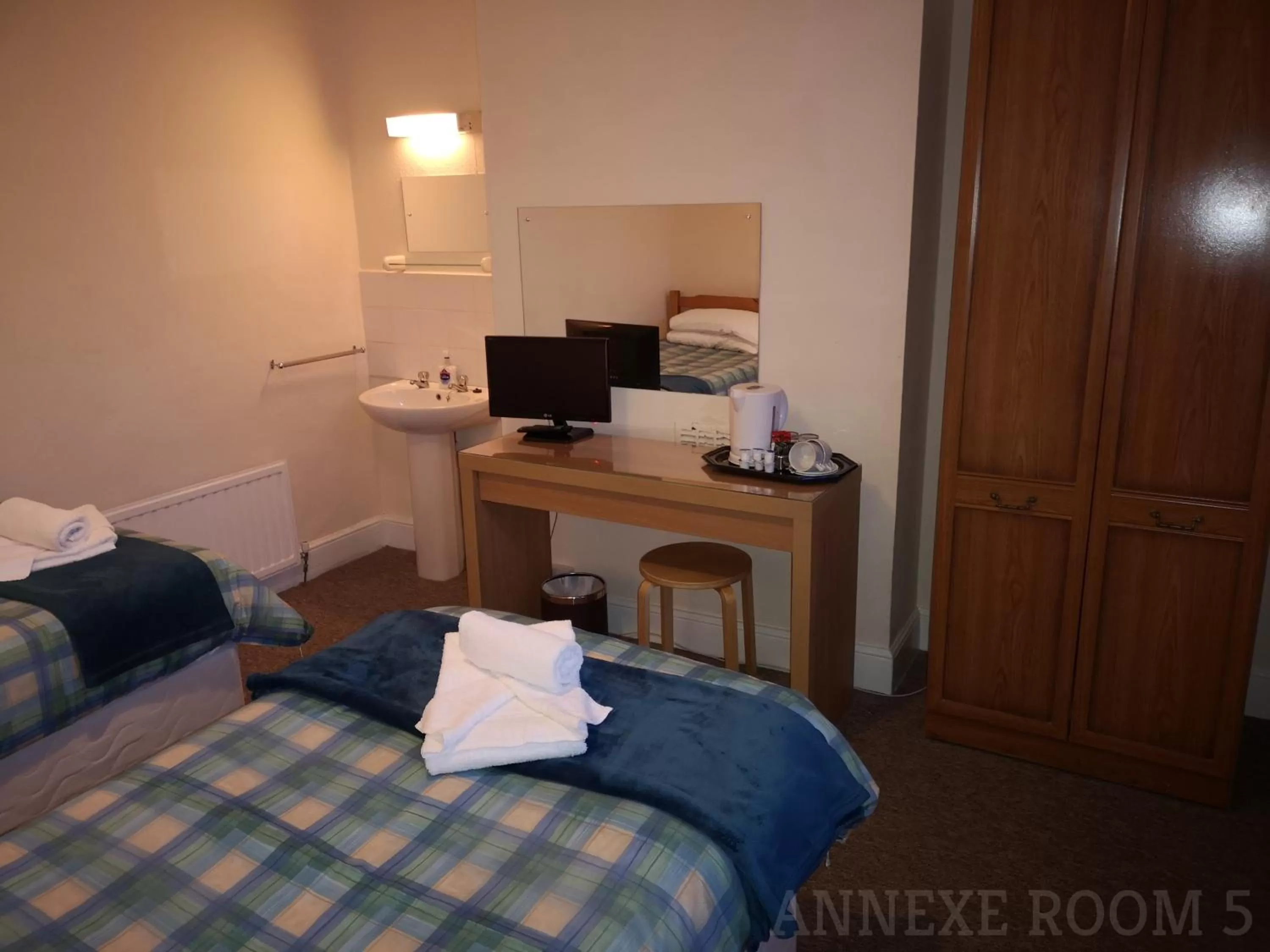 Coffee/tea facilities, Bed in Westgate Hotel