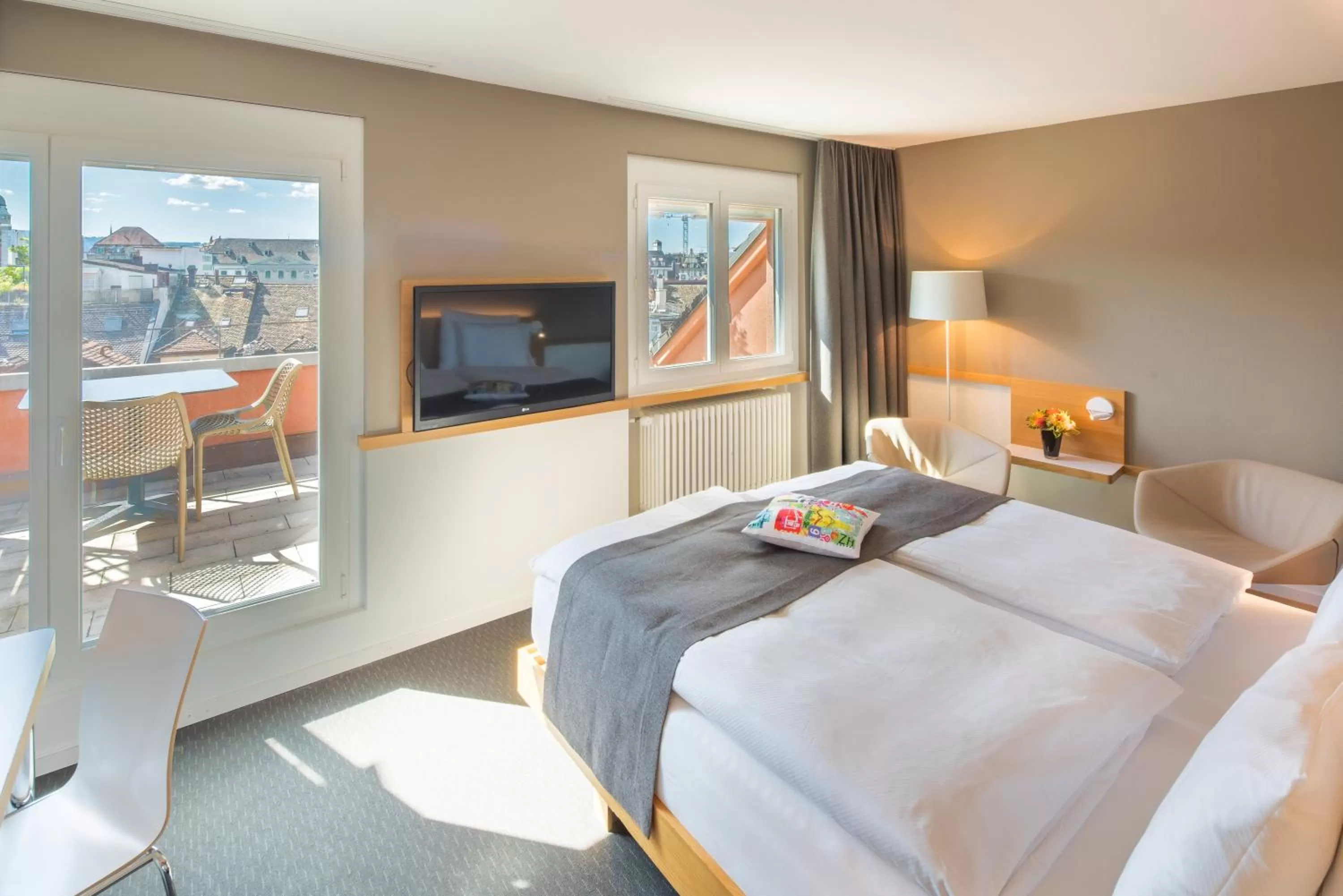 Photo of the whole room, Bed in Best Western Plus Hotel Zürcherhof