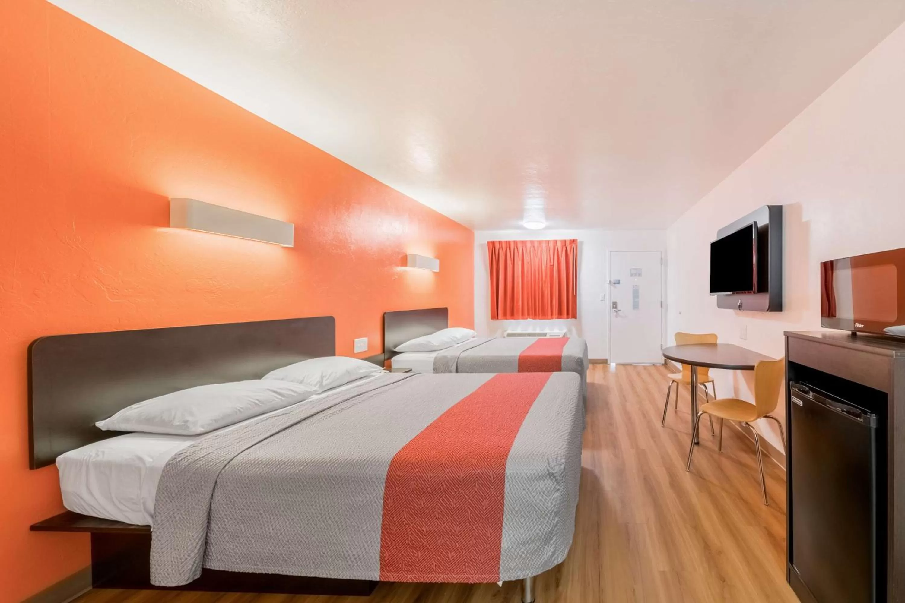 TV and multimedia, Bed in Motel 6-Oklahoma City, OK - Bricktown