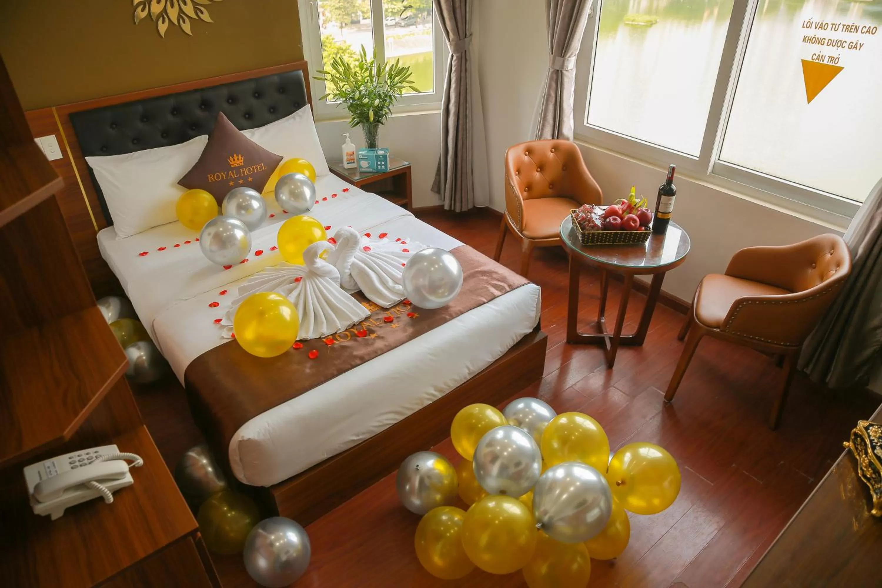 Bedroom, Food in Royal Hotel