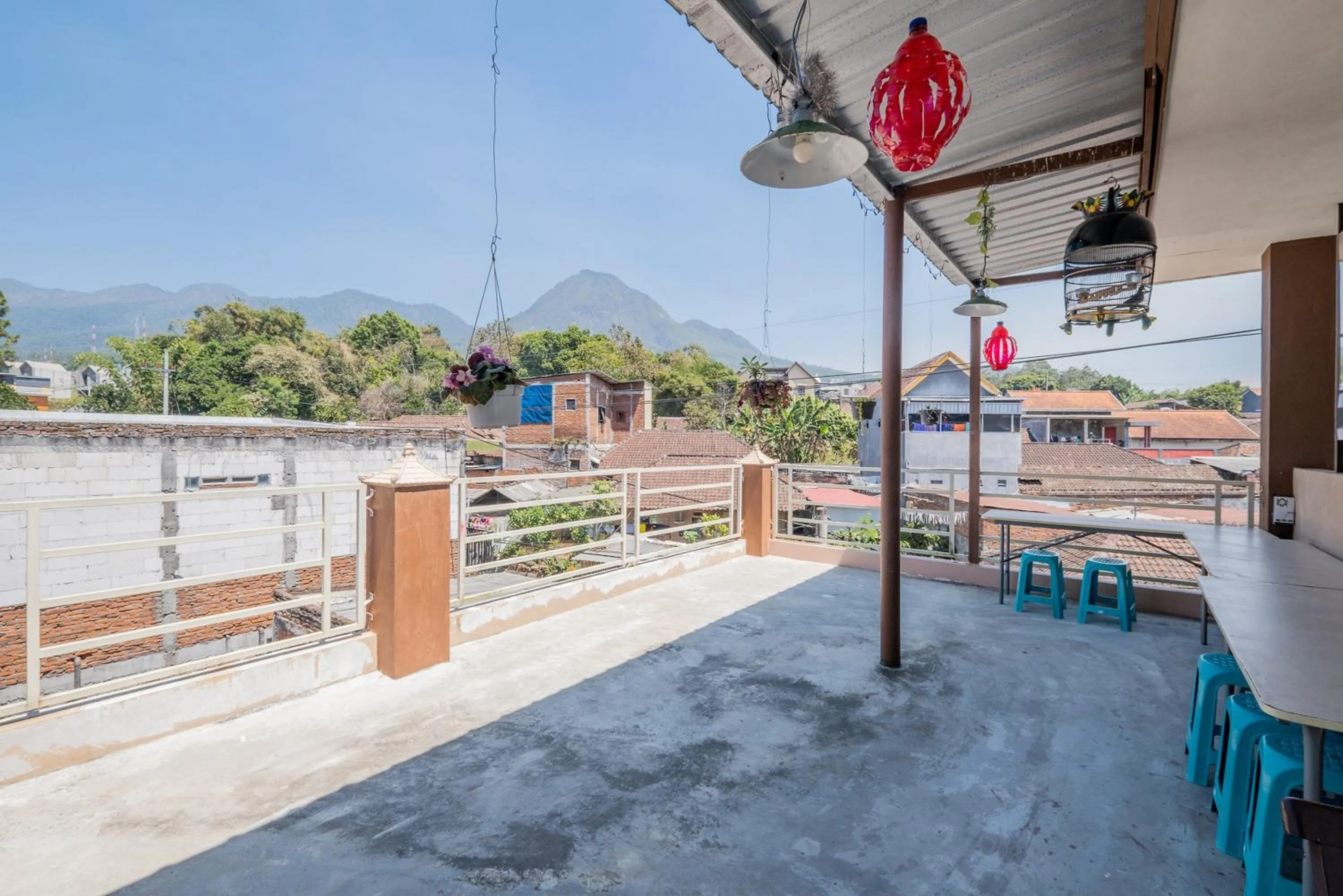 Balcony/Terrace in RedDoorz Syariah near Batu Night Spectacular