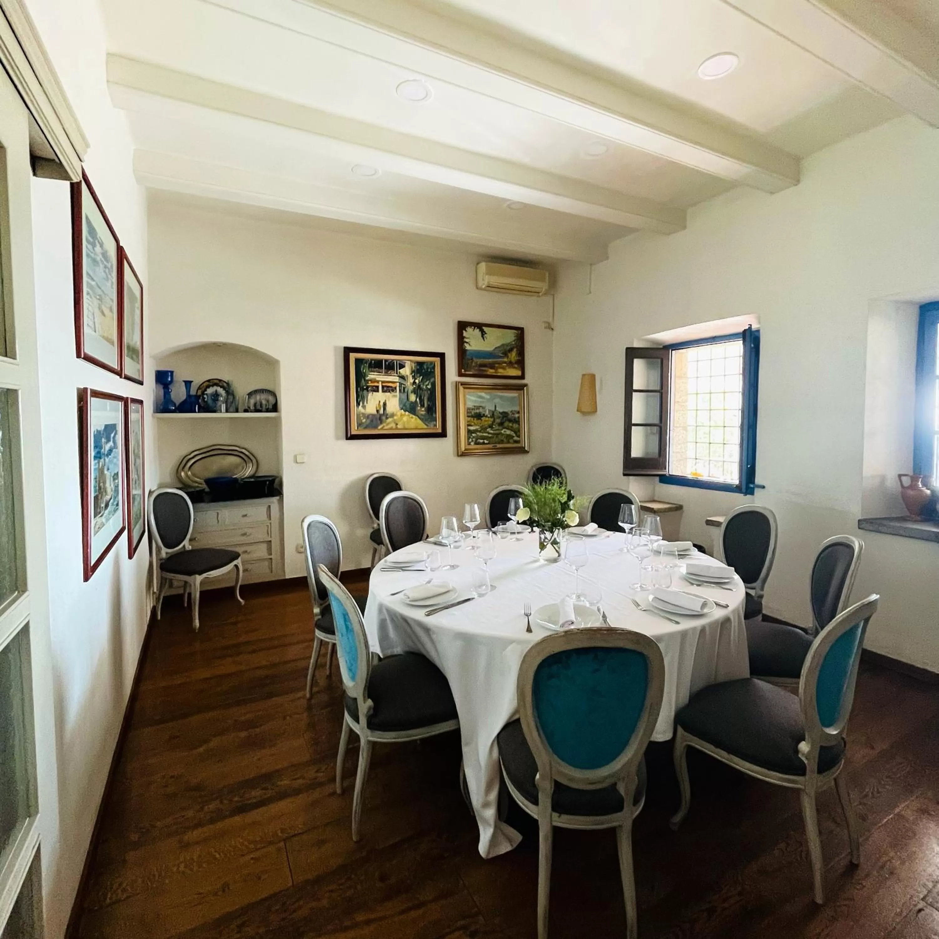 Restaurant/places to eat in Hostal de la Plaça - Hotel Boutique