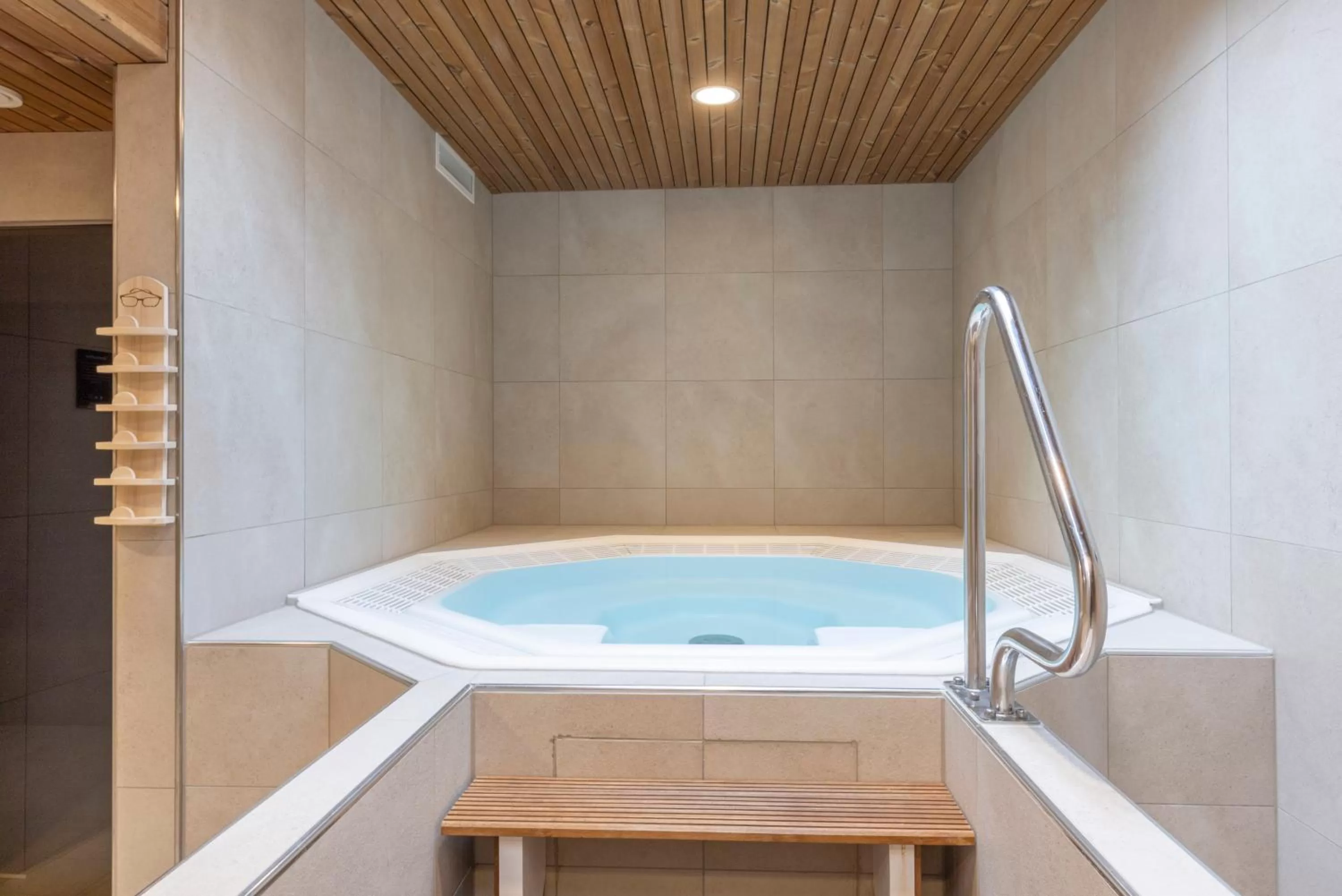 Hot Tub in Fletcher Familiehotel De Hunzebergen