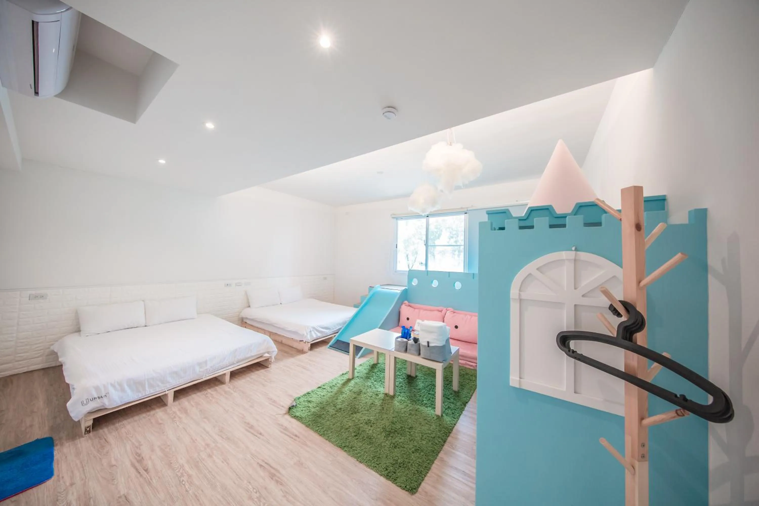 Photo of the whole room, Bed in Urban